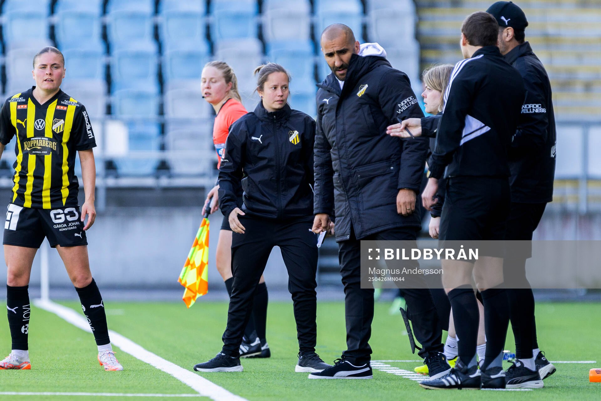 Häckens assisterande tränare Tiina Jukarainen och tränare Mak Lind under fotbollsmatchen i Damallsvenskan mellan IFK Norrköping och Häcken den 26 april 2025 i Norrköping.