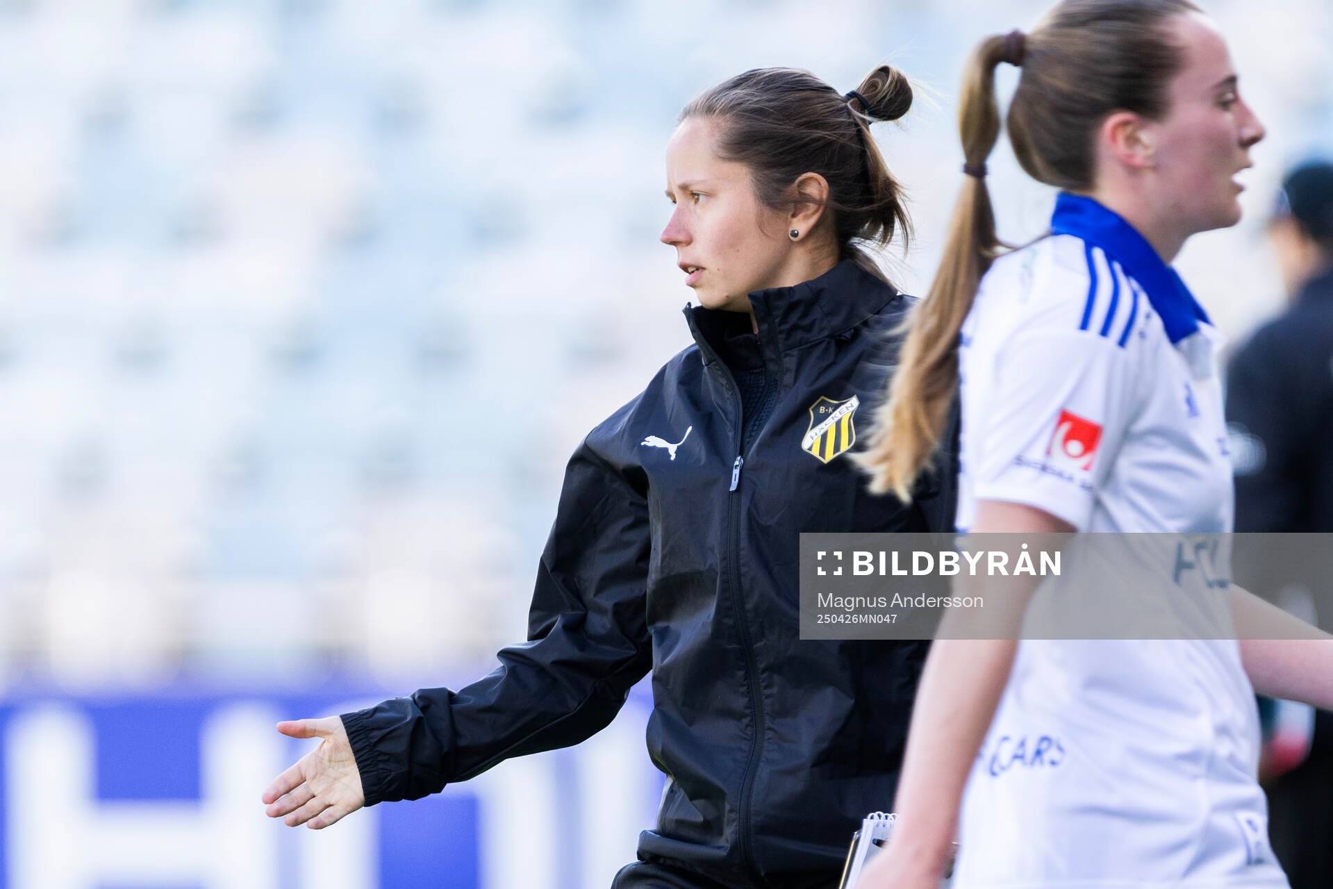 uHäckens assisterande tränare Tiina Jukarainen nder fotbollsmatchen i Damallsvenskan mellan IFK Norrköping och Häcken den 26 april 2025 i Norrköping.