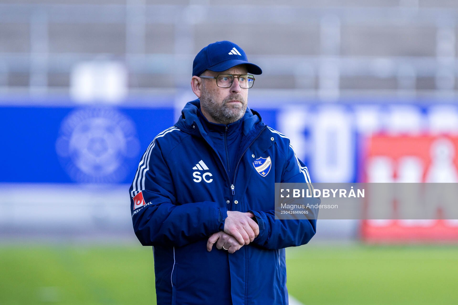 IFK Norrköpings tränare Stellan Carlsson under fotbollsmatchen i Damallsvenskan mellan IFK Norrköping och Häcken den 26 april 2025 i Norrköping.