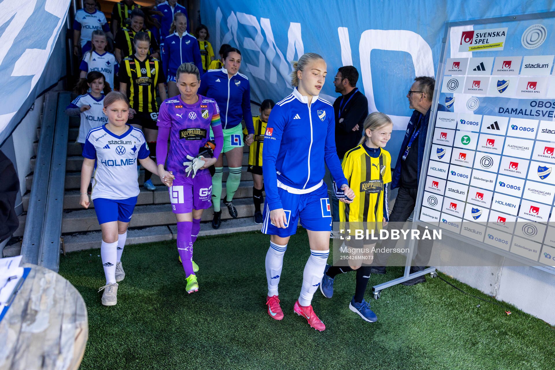 Häckens målvakt Jennifer Falk och IFK Norrköpings Wilma Leidhammar inför fotbollsmatchen i Damallsvenskan mellan IFK Norrköping och Häcken den 26 april 2025 i Norrköping.