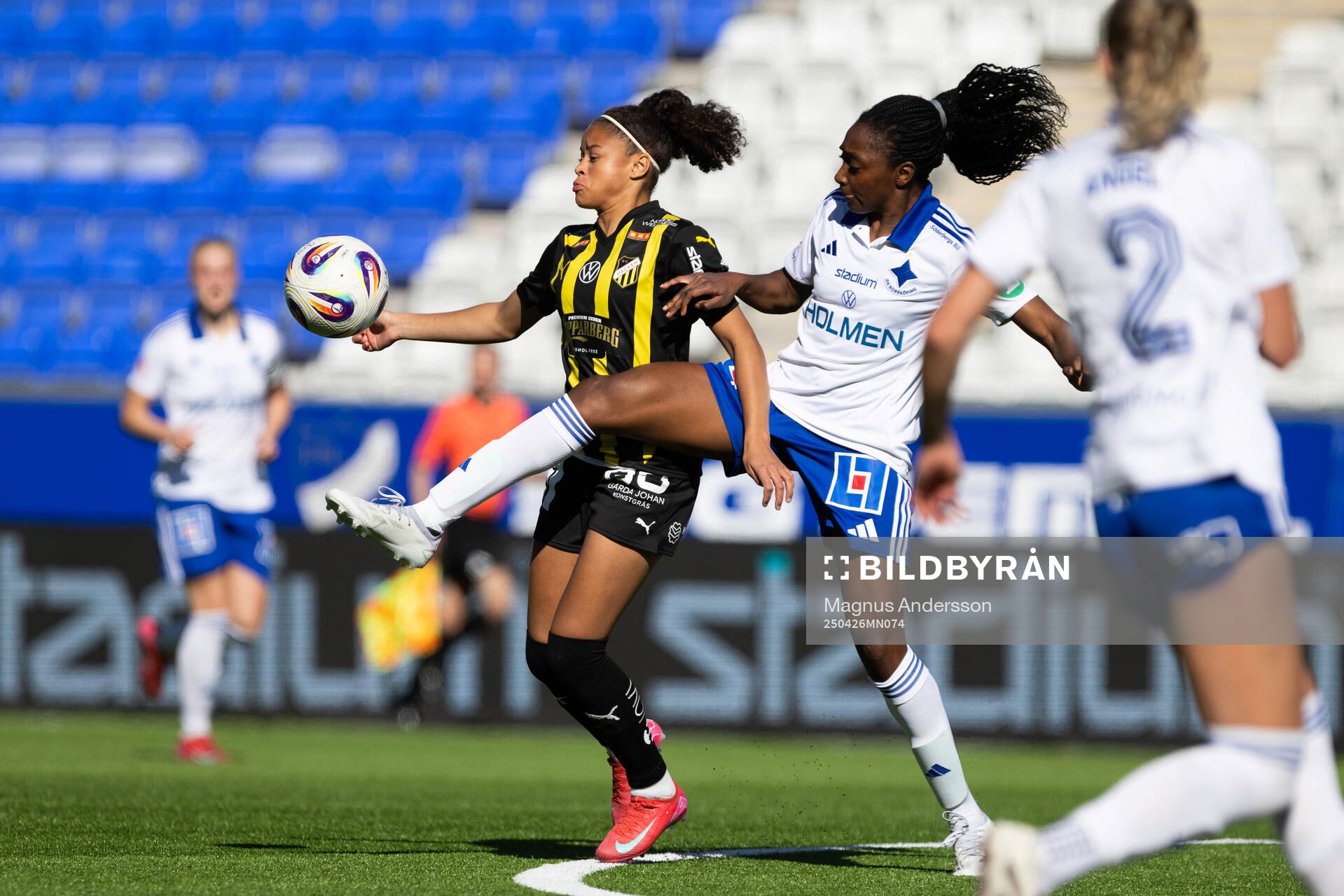 Häckens Felicia Schröder och IFK Norrköpings Maya Aliyah Antoine under fotbollsmatchen i Damallsvenskan mellan IFK Norrköping och Häcken den 26 april 2025 i Norrköping.