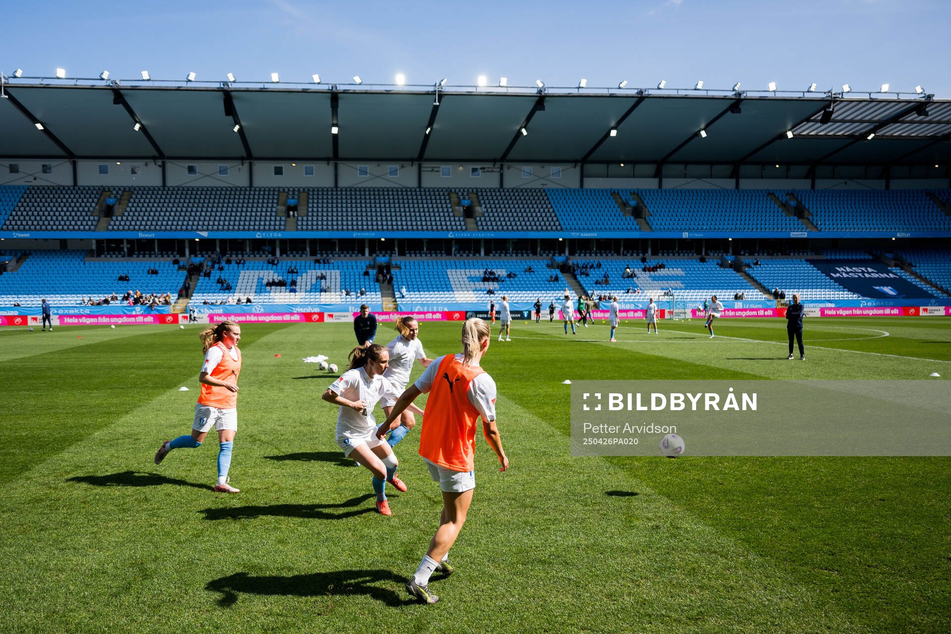 Malmö FFs spelare under uppvärmningen inför fotbollsmatchen i Damallsvenskan mellan Malmö FF och Hammarby den 26 april 2025 i Malmö. 