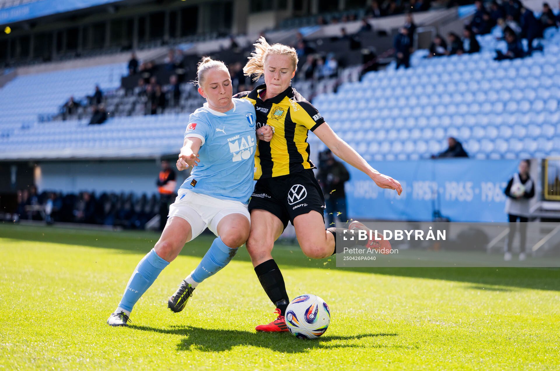Malmö FFs Tuva Skoog och Hammarbys Julie Blakstad