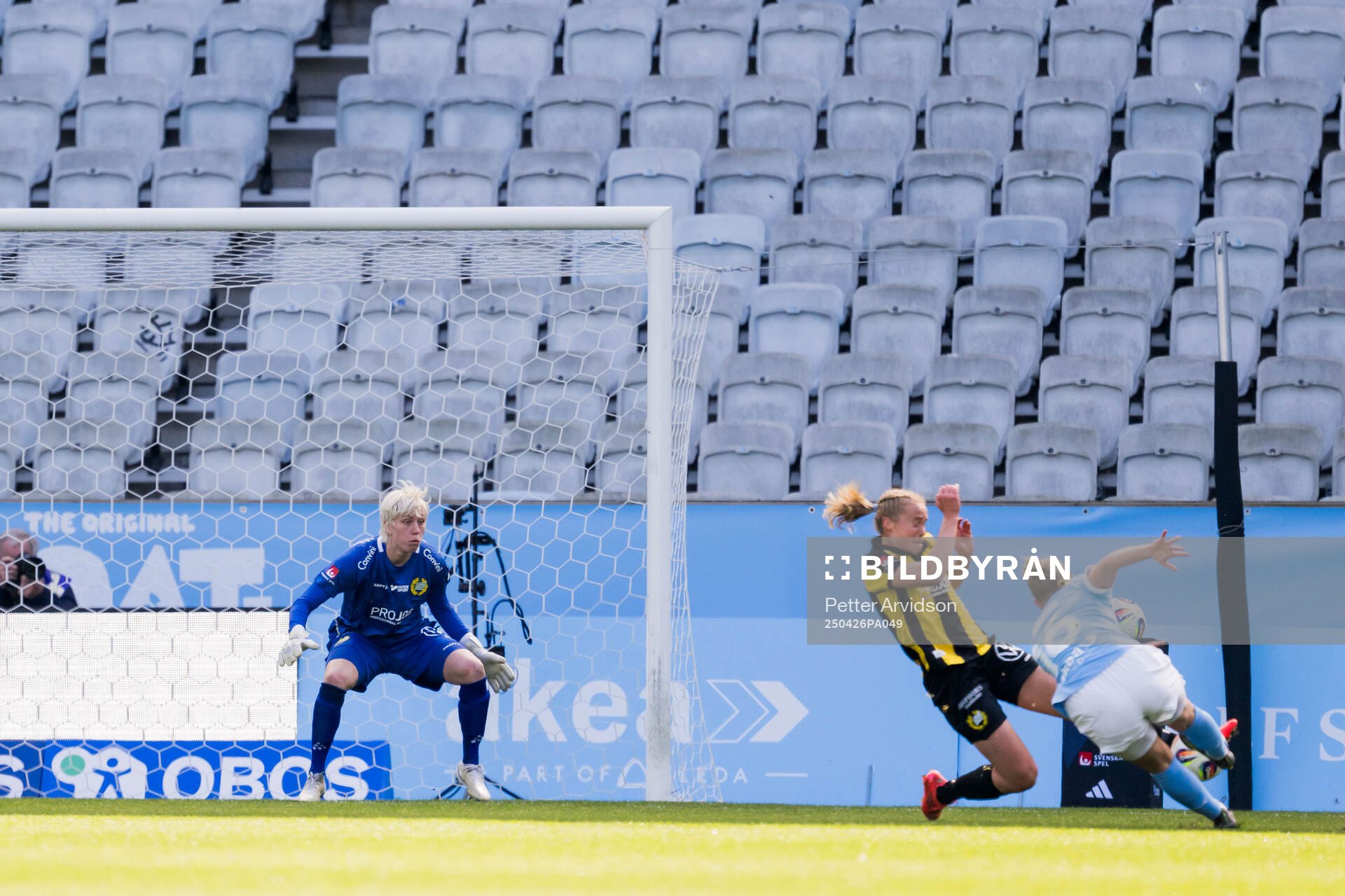 Hammarbys målvakt Moa Edrud och Malmö FFs Tuva Skoog
