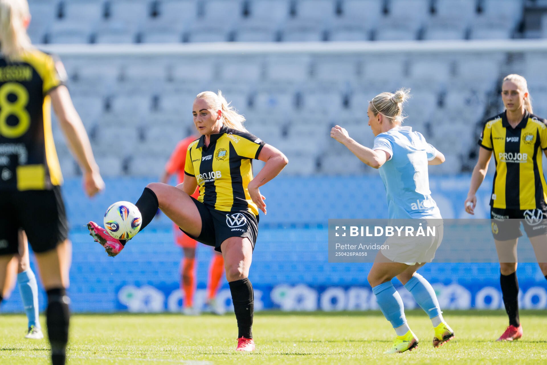Hammarbys Cathinka Tandberg och Malmö FFs Mia Persson