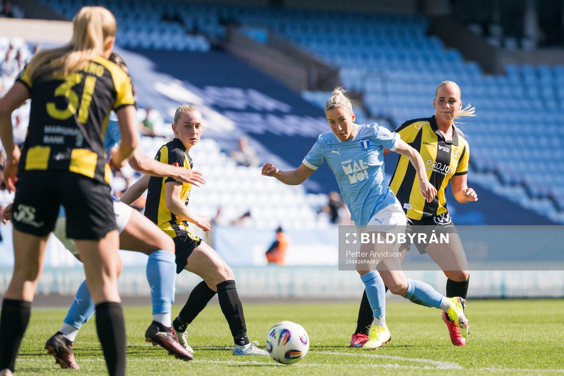 Malmö FFs Mia Persson och Hammarbys Cathinka Tandberg