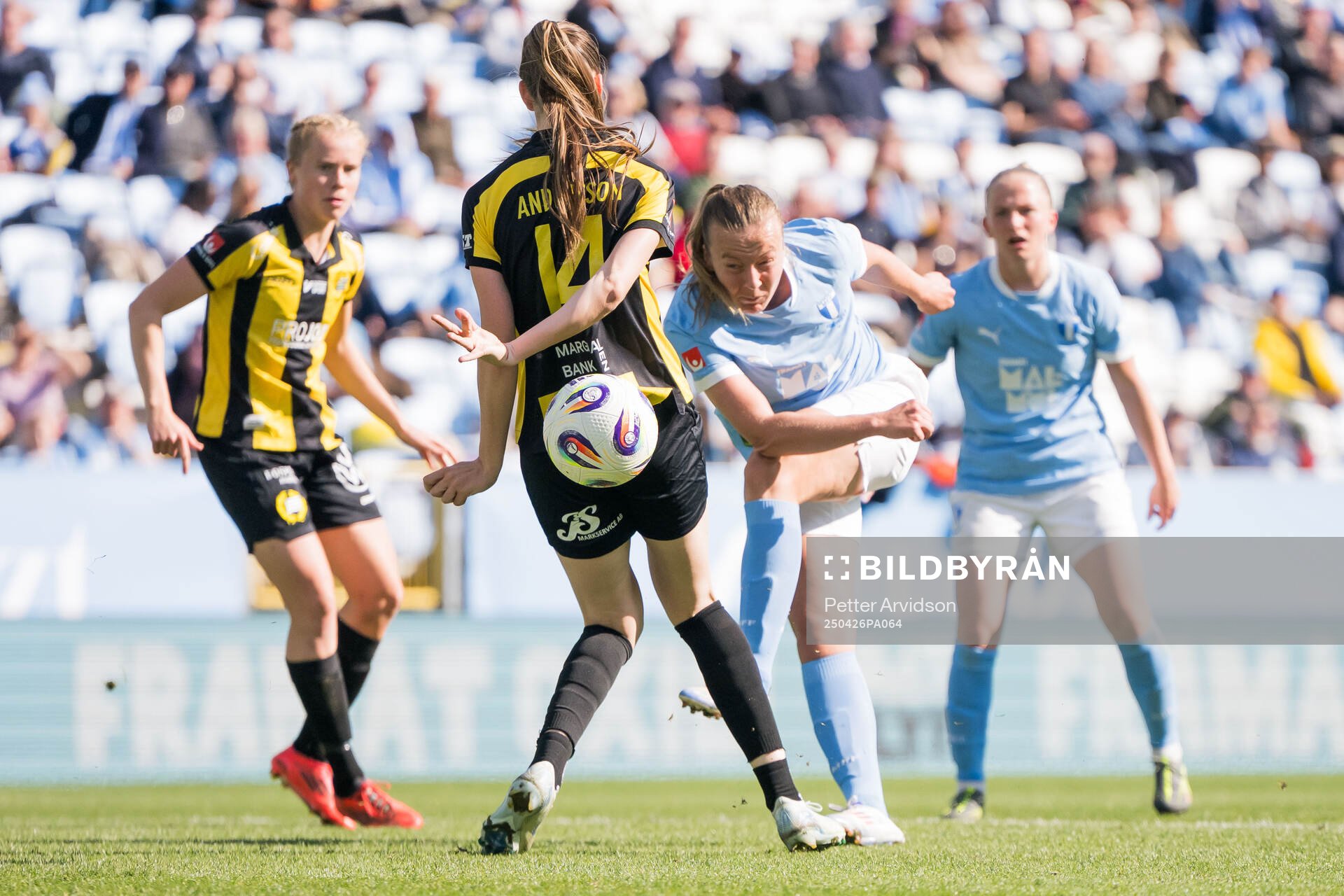Hammarbys Bella Andersson och Malmö FFs Sara Kanutte Sørensen Fornes under fotbollsmatchen i Damallsvenskan mellan Malmö FF och Hammarby den 26 april 2025 i Malmö.