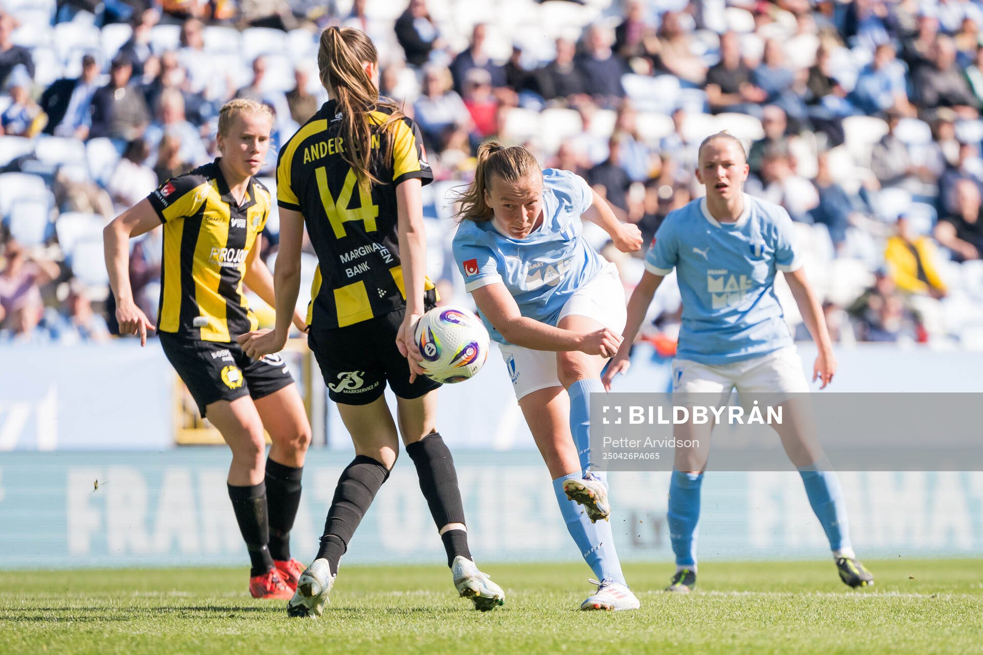 Hammarbys Bella Andersson och Malmö FFs Sara Kanutte