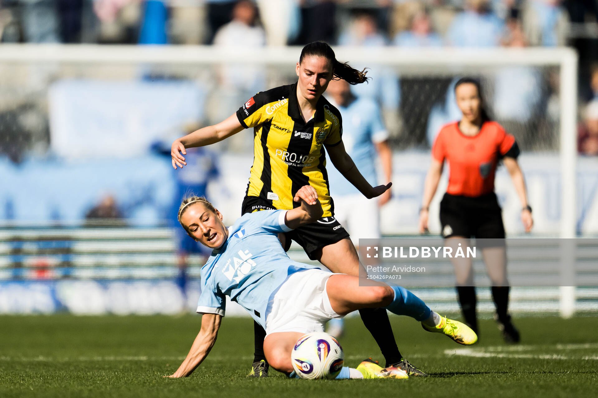 Malmö FFs Mia Persson och Hammarbys Smilla Vallotto under fotbollsmatchen i Damallsvenskan mellan Malmö FF och Hammarby den 26 april 2025 i Malmö.