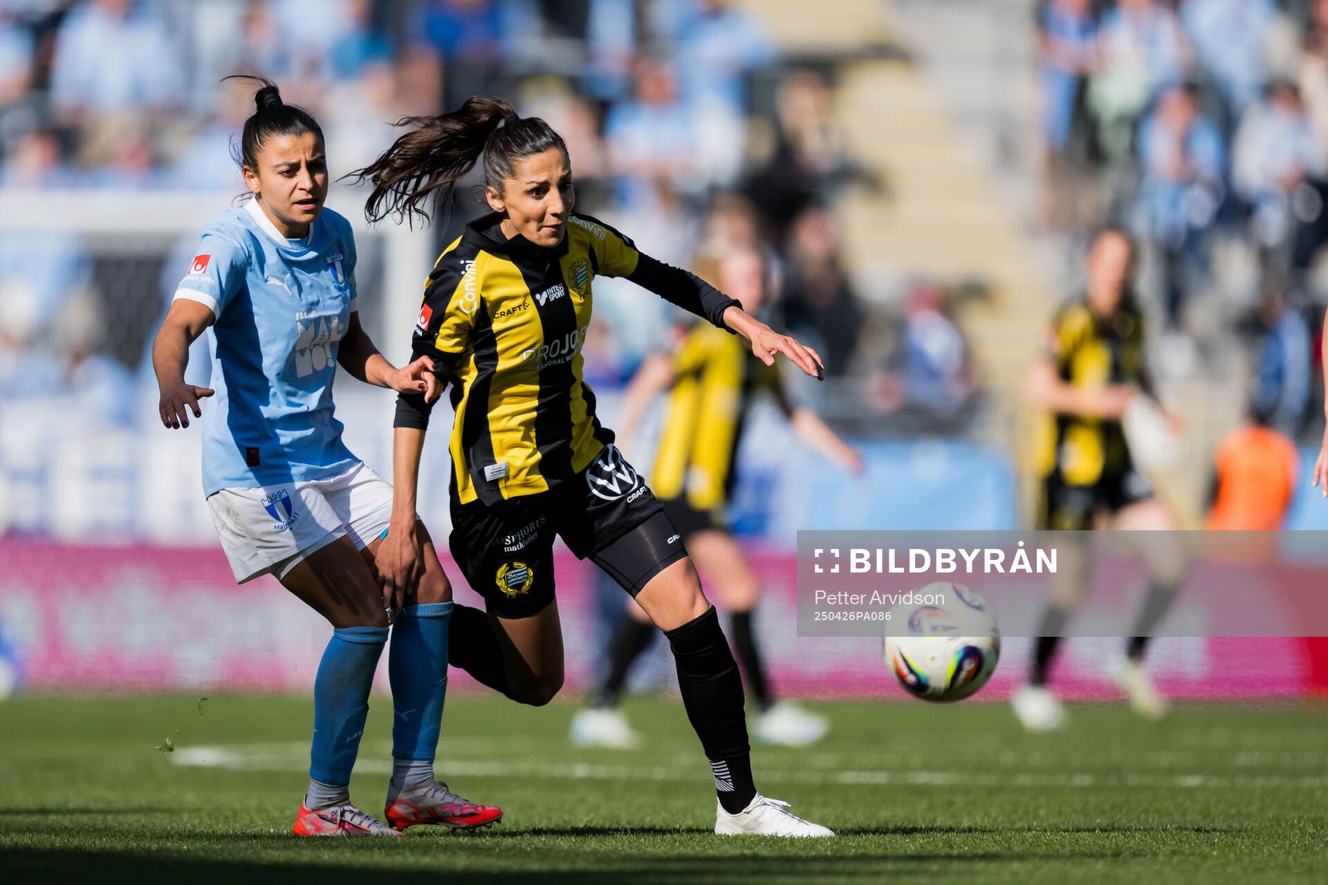Malmö FFs Ines Belloumou och Hammarbys Nadia Nadim