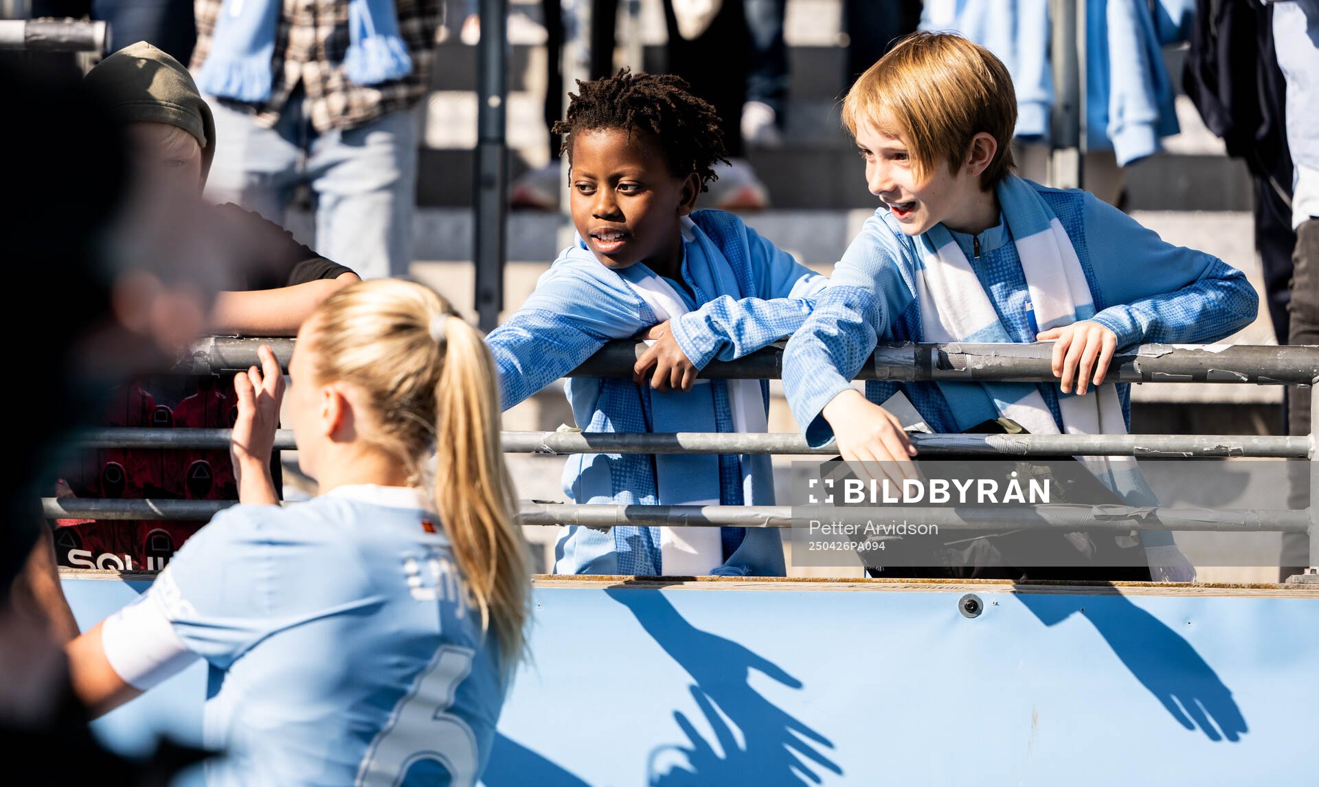 Malmö FFs Nellie Lilja och unga supportrar