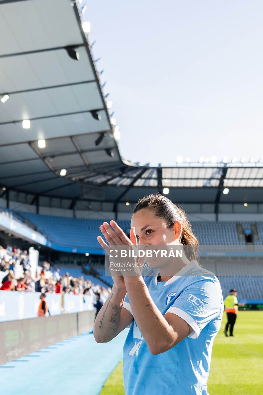 Malmö FFs Isabella D'Aquila jublar efter fotbollsmatchen i Damallsvenskan mellan Malmö FF och Hammarby den 26 april 2025 i Malmö. 