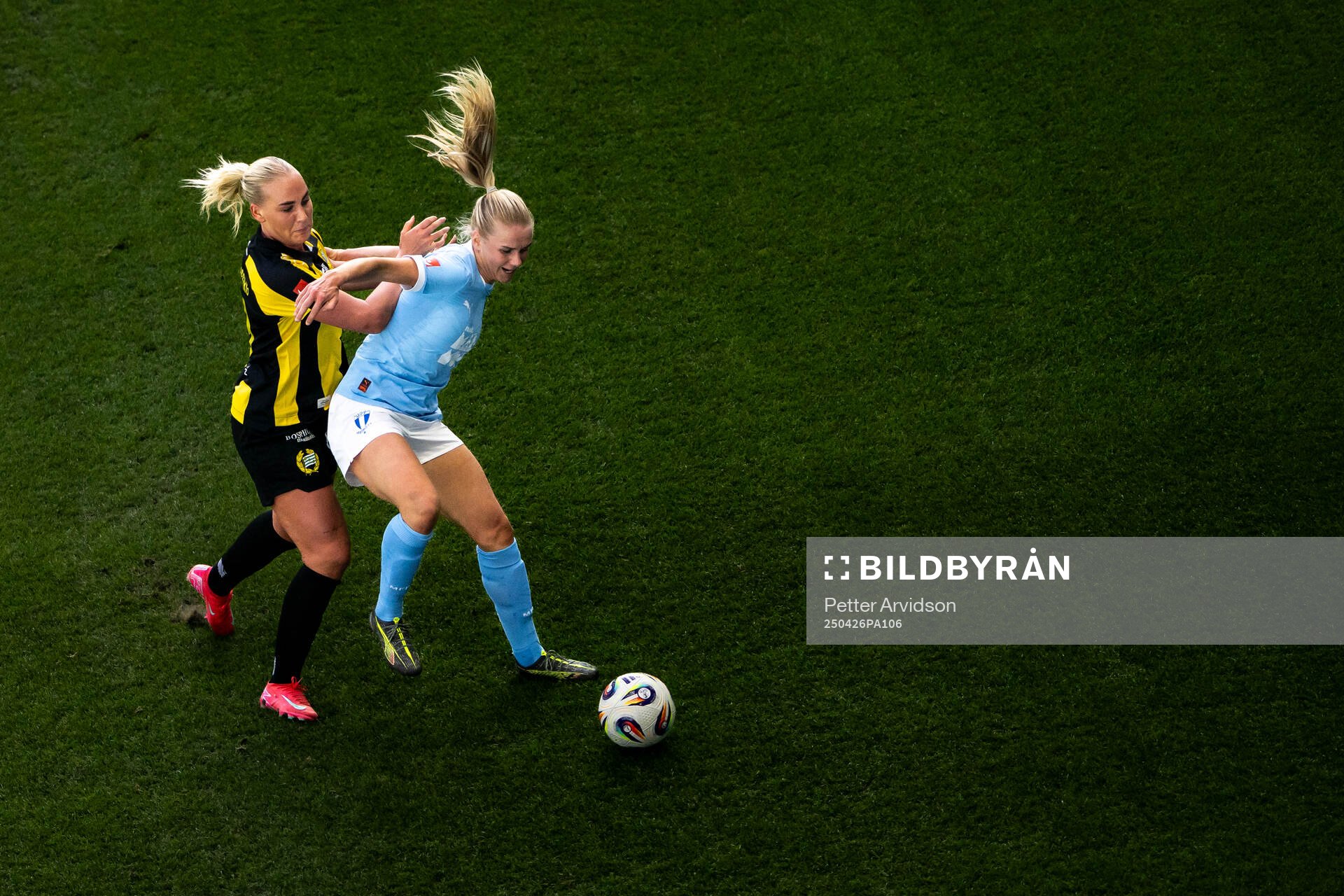 Hammarbys Cathinka Tandberg och Malmö FFs Nellie Lilja