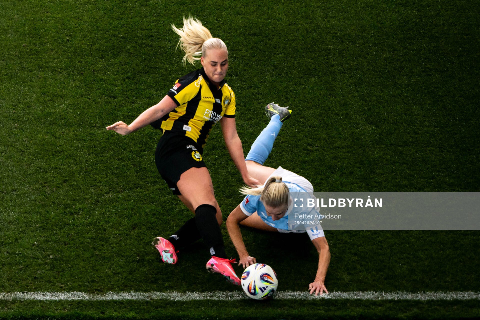 Hammarbys Cathinka Tandberg och Malmö FFs Nellie Lilja