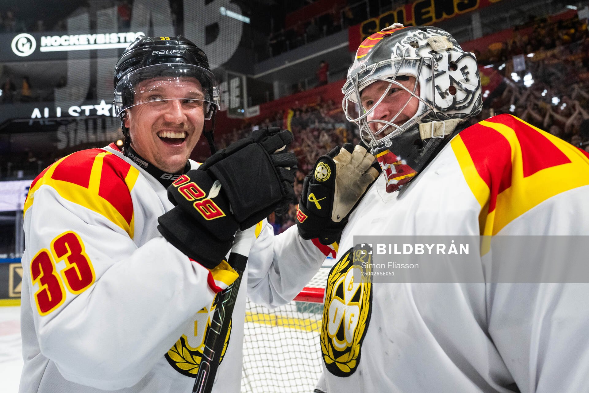 Brynäs Jakob Silfverberg och målvakt Ludvig Persson jublar