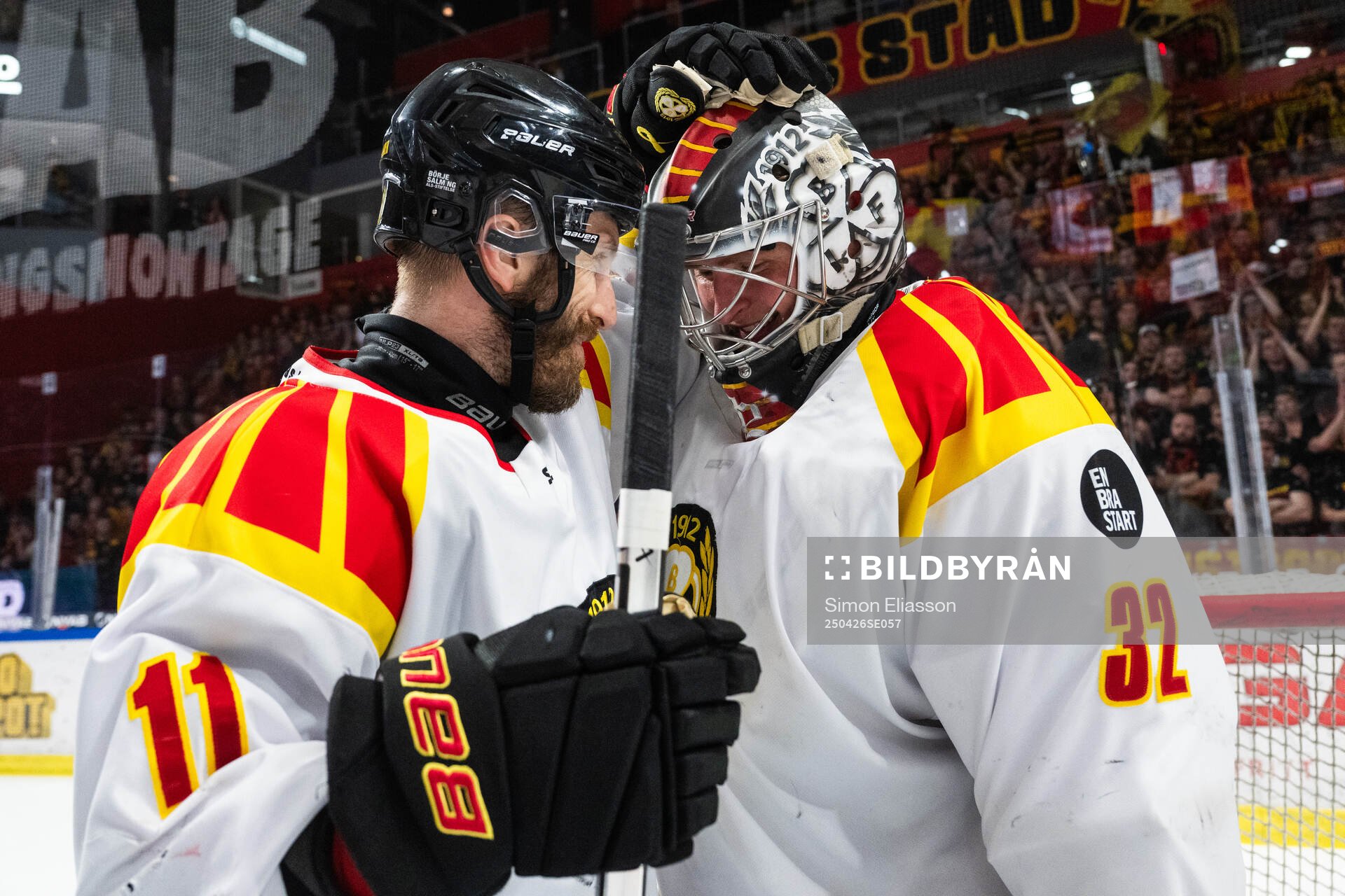 Brynäs Jordan Schroeder och målvakt Ludvig Persson jublar