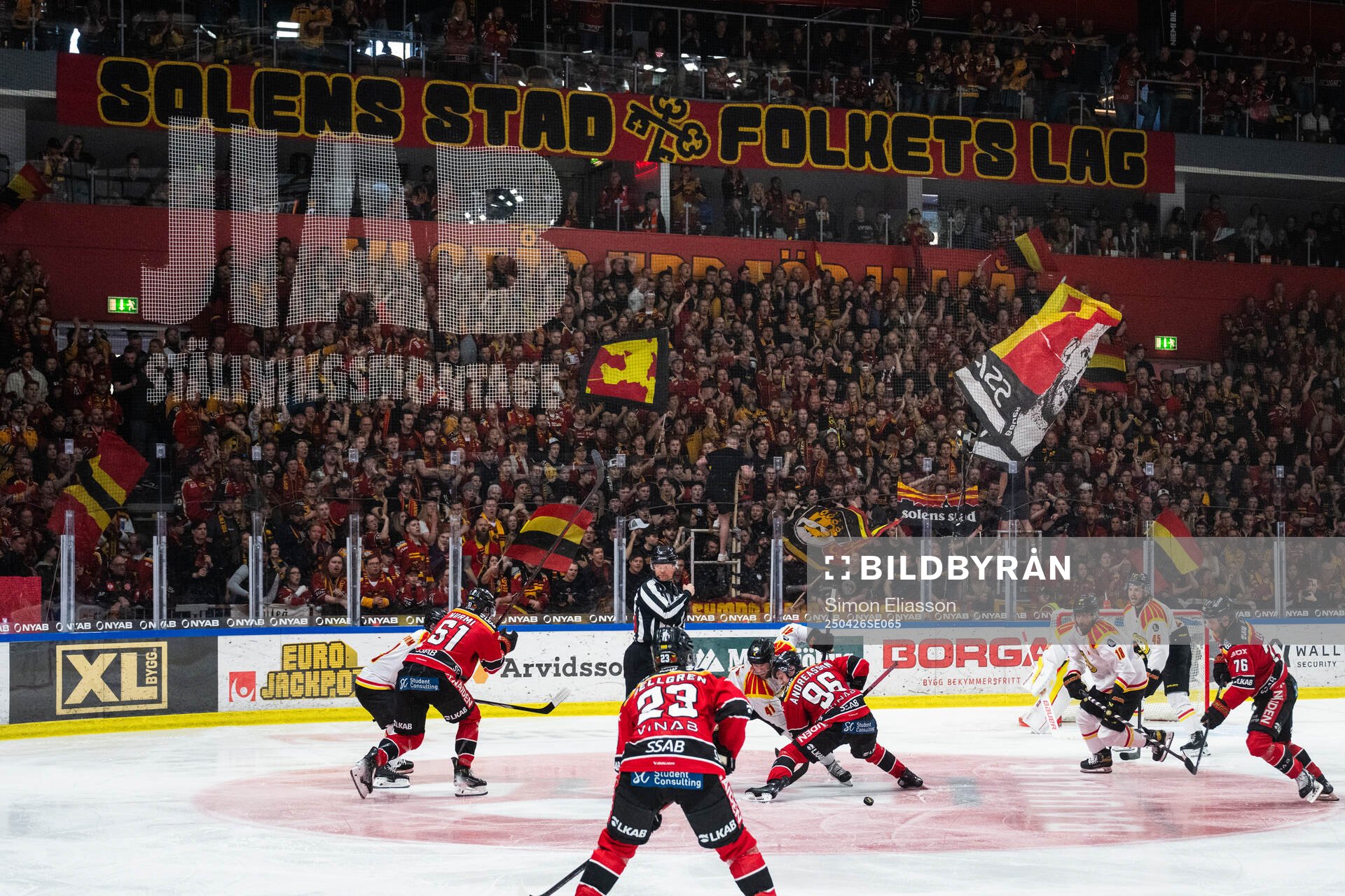 Brynäs Greg Scott och Luleås Pontus Andreasson tekar