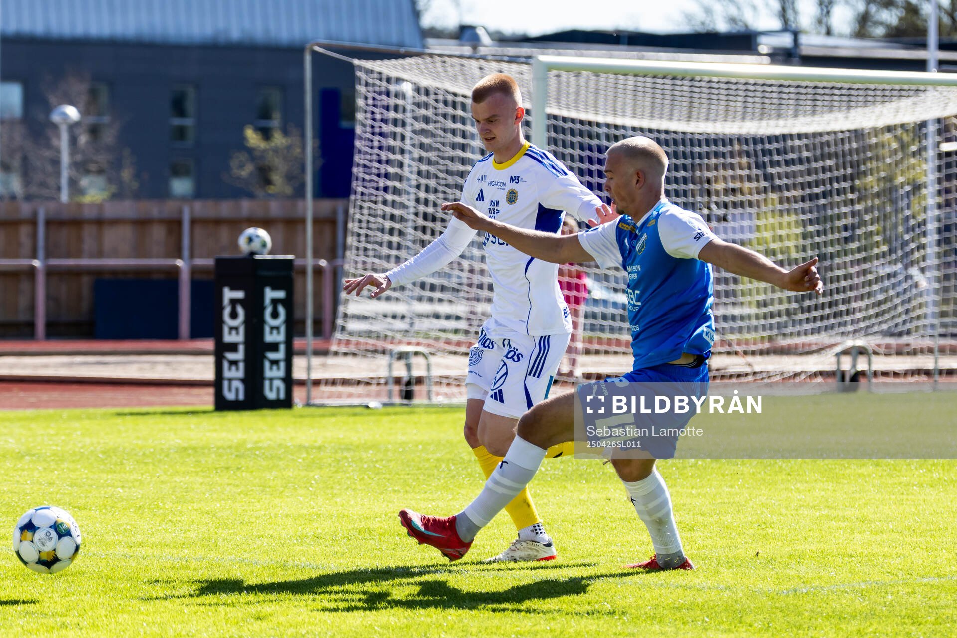 GIF Sundsvalls Lucas Forsberg och Oddevolds Olle Kjellman Olblad under fotbollsmatchen i Superettan mellan Oddevold och GIF Sundsvall den 26 april 2025 i Uddevalla.
