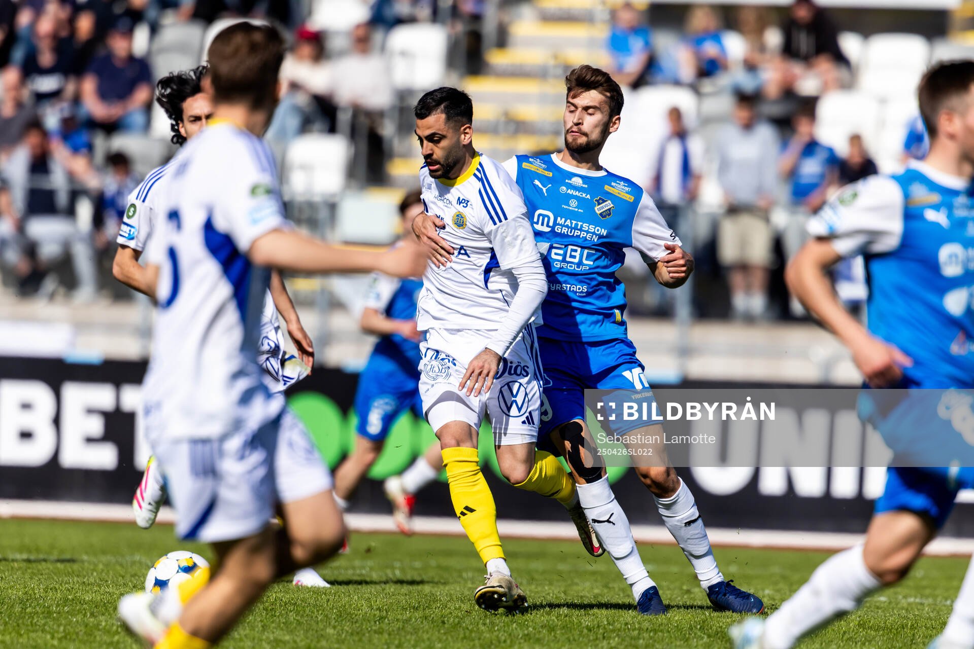 GIF Sundsvalls Ture Sandberg och Oddevolds Rasmus Wiedesheim-Paul under fotbollsmatchen i Superettan mellan Oddevold och GIF Sundsvall den 26 april 2025 i Uddevalla.