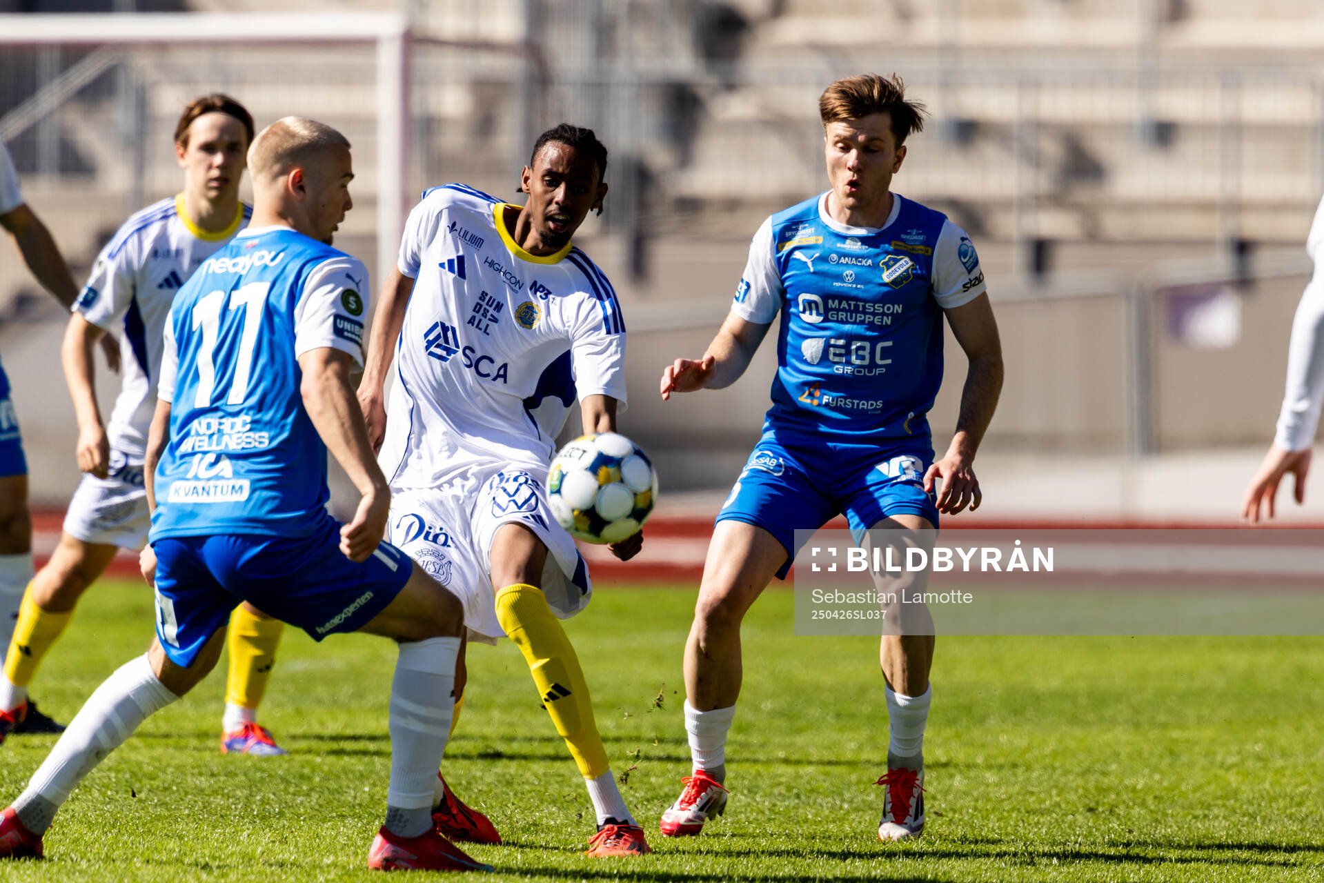 GIF Sundsvalls Yacqub Finey och Oddevolds Anton Snibb under fotbollsmatchen i Superettan mellan Oddevold och GIF Sundsvall den 26 april 2025 i Uddevalla.
