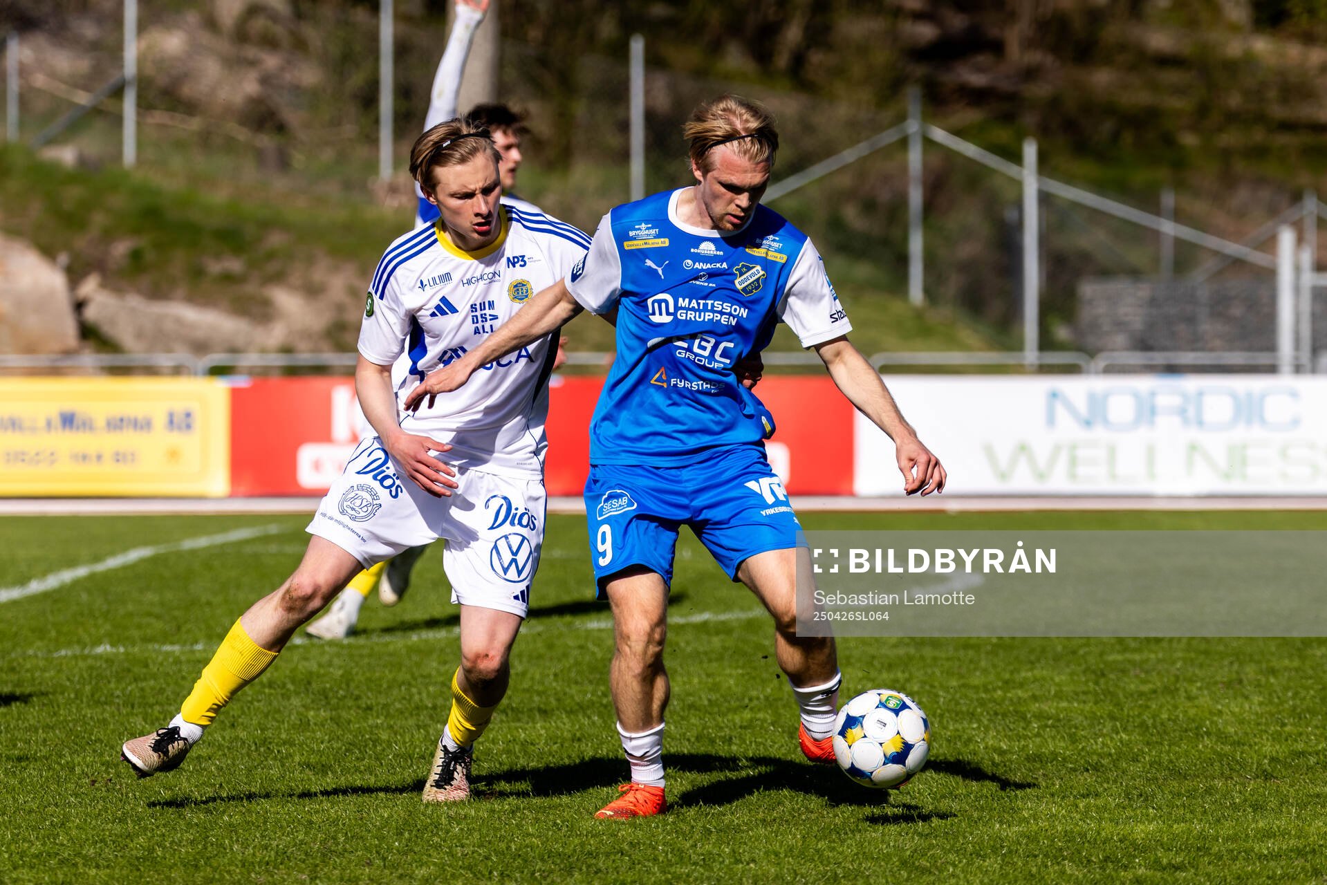Oddevolds Linus Tornblad och GIF Sundsvalls Malte Hallin under fotbollsmatchen i Superettan mellan Oddevold och GIF Sundsvall den 26 april 2025 i Uddevalla. 
