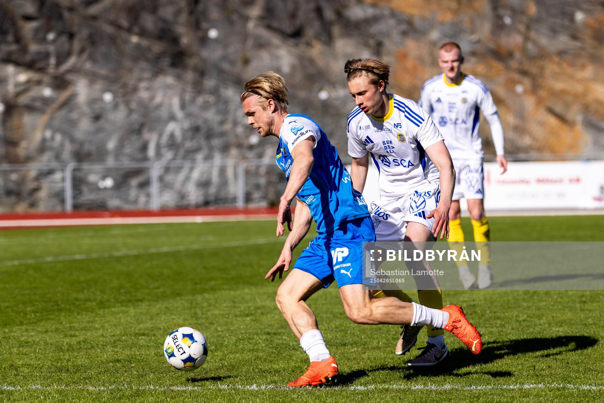 Oddevolds Linus Tornblad och GIF Sundsvalls Malte Hallin under fotbollsmatchen i Superettan mellan Oddevold och GIF Sundsvall den 26 april 2025 i Uddevalla. 