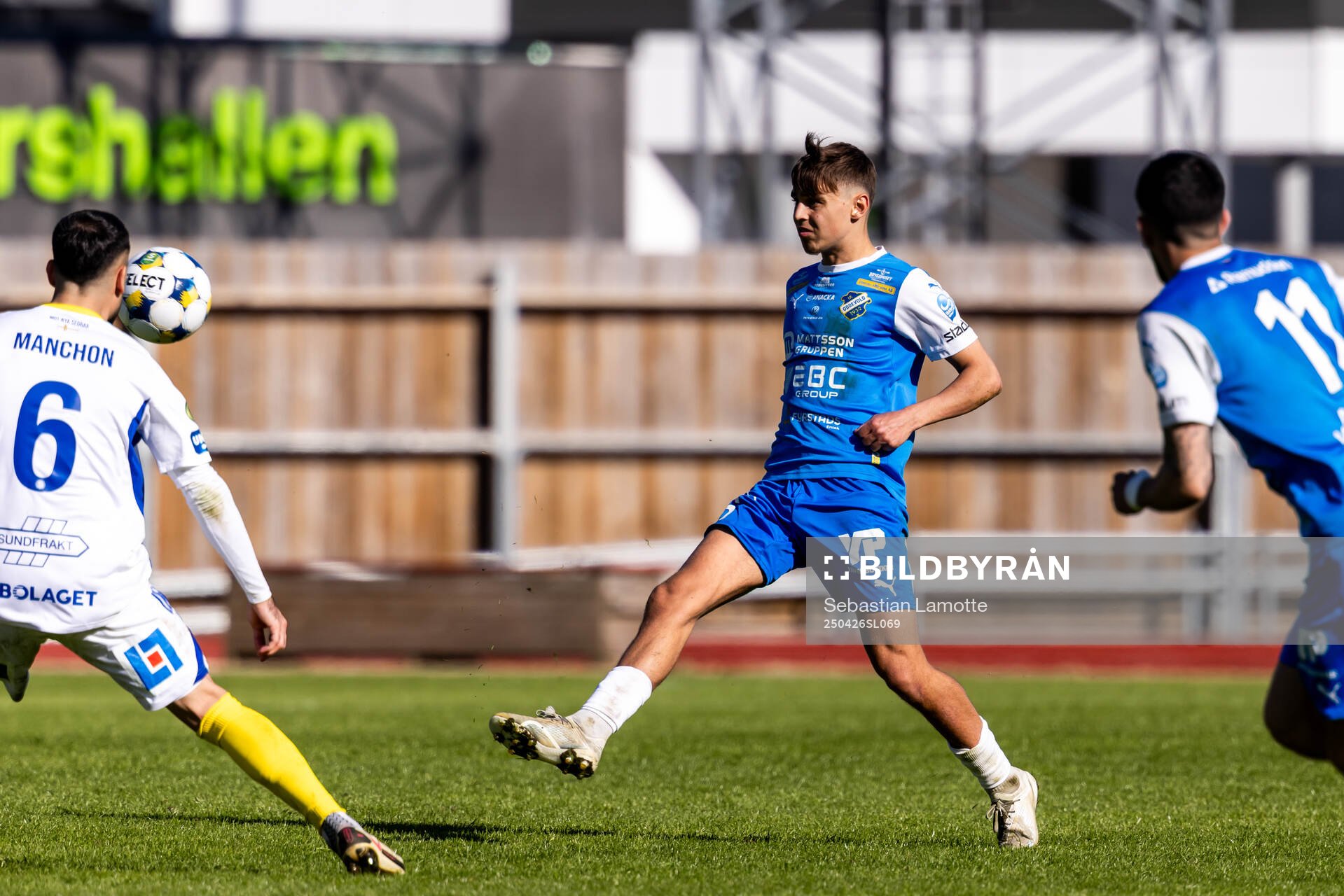 Oddevolds Emir Derviskadic under fotbollsmatchen i Superettan mellan Oddevold och GIF Sundsvall den 26 april 2025 i Uddevalla. 
