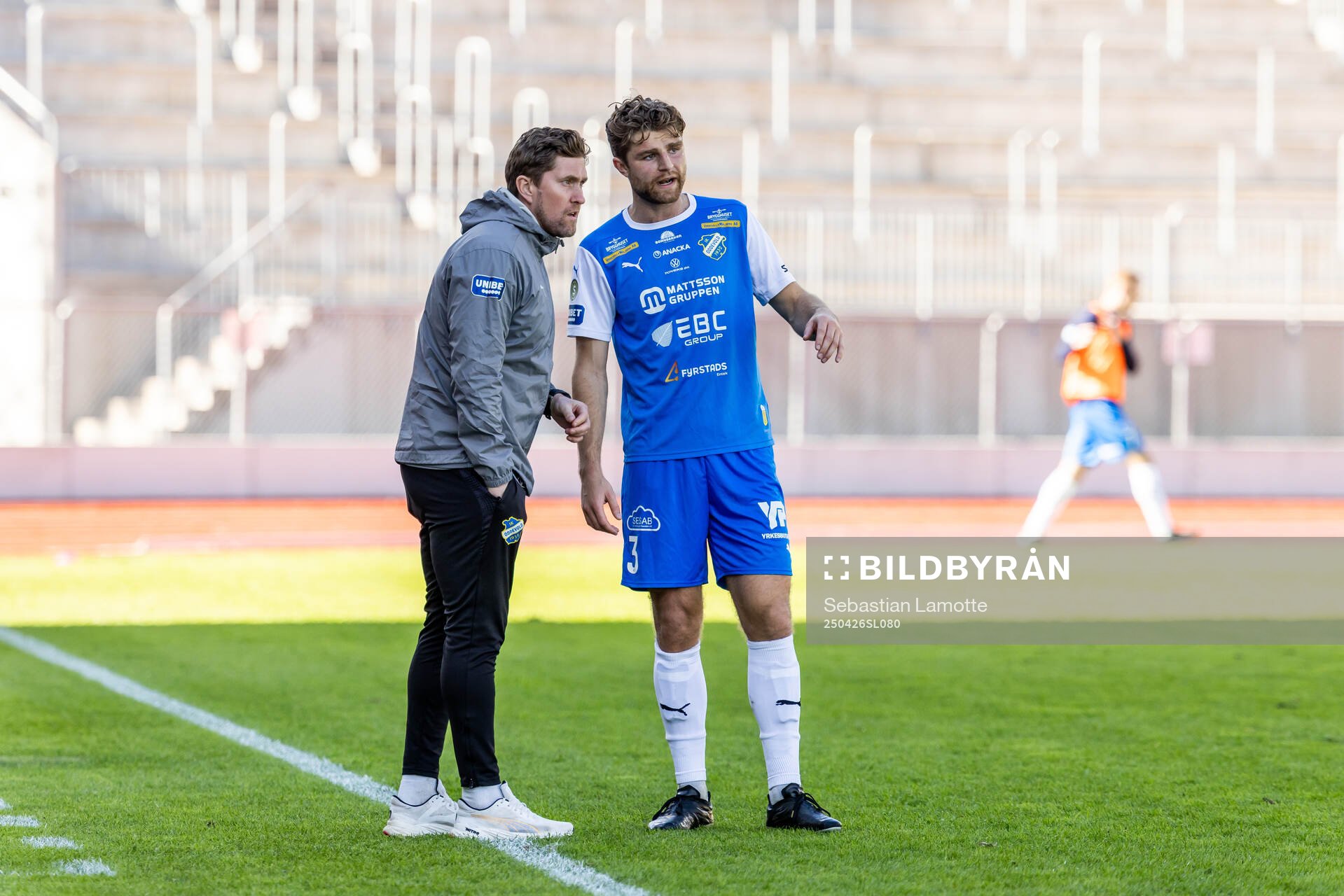 Oddevolds tränare Rikard Nilsson pratar med Oddevolds Erik Hedenquist under fotbollsmatchen i Superettan mellan Oddevold och GIF Sundsvall den 26 april 2025 i Uddevalla.