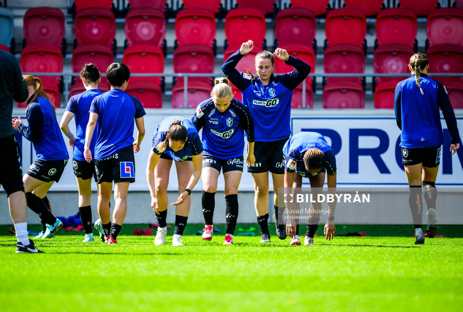 Växjös spelare inför fotbollsmatchen i Damallsvenskan mellan Växjö DFF och Vittsjö den 26 april 2025 i Växjö. 