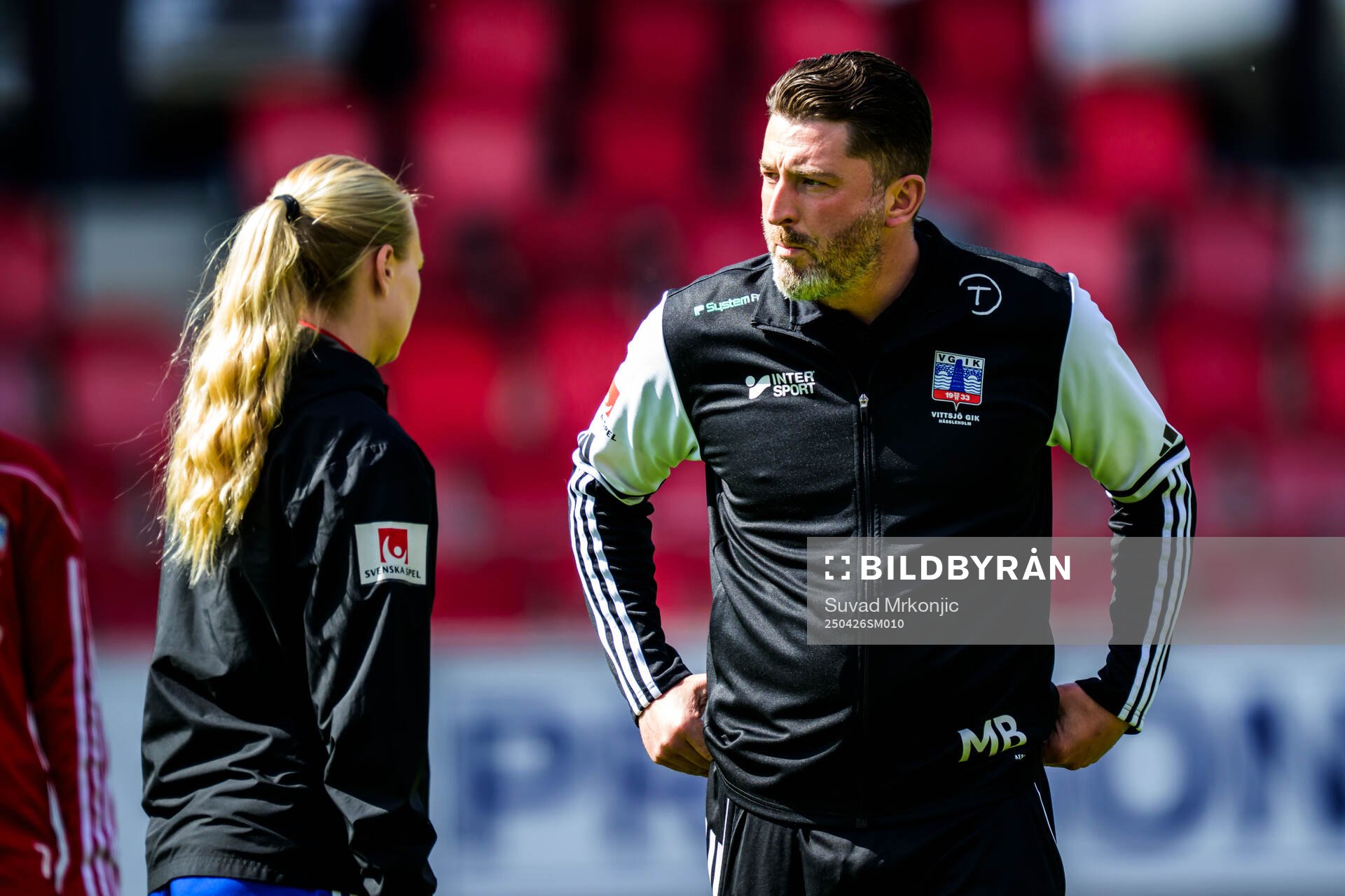 Vittsjös tränare Mladen Blagojevic under fotbollsmatchen i Damallsvenskan mellan Växjö DFF och Vittsjö den 26 april 2025 i Växjö. 