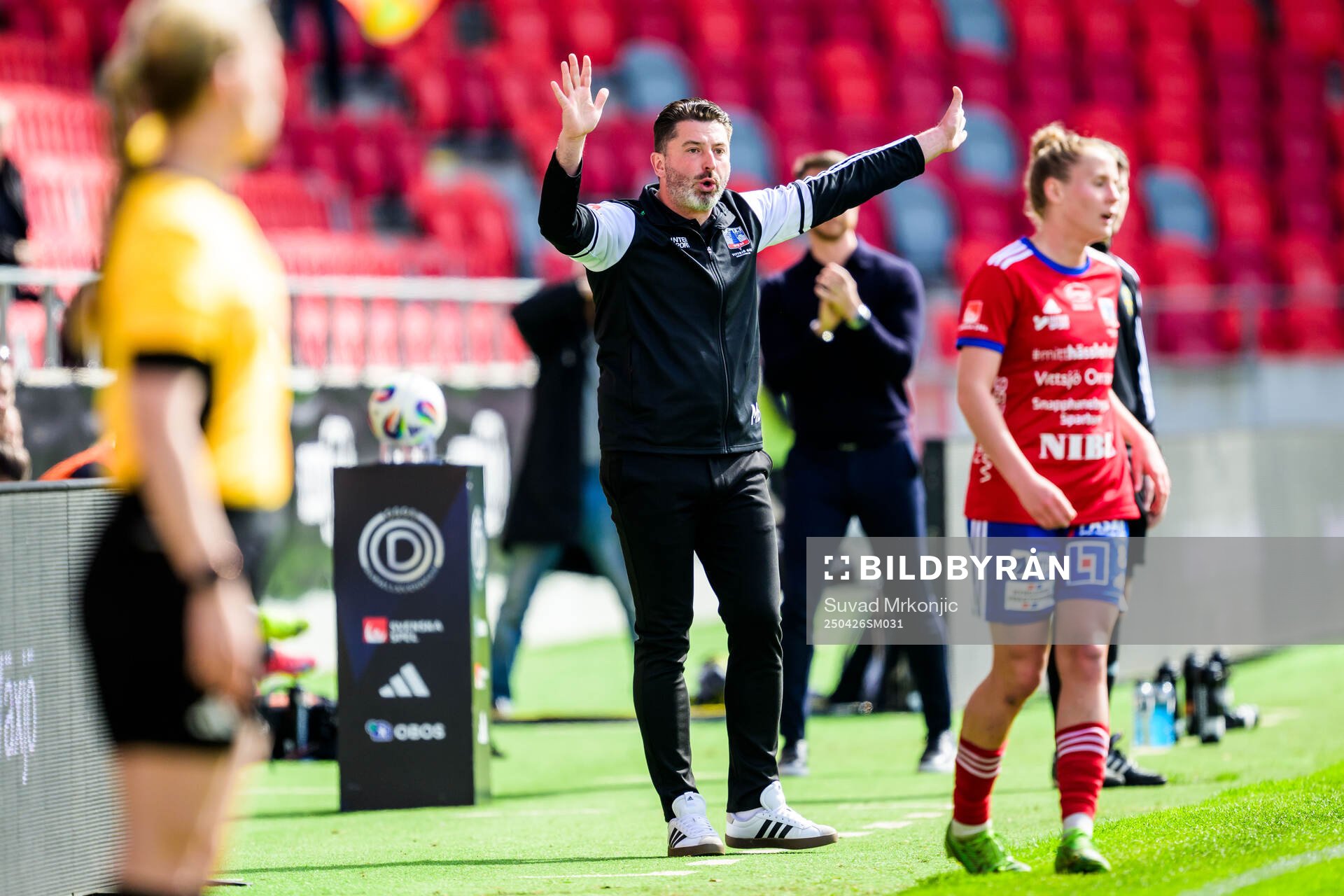 Vittsjös tränare Mladen Blagojevic under fotbollsmatchen i Damallsvenskan mellan Växjö DFF och Vittsjö den 26 april 2025 i Växjö. 