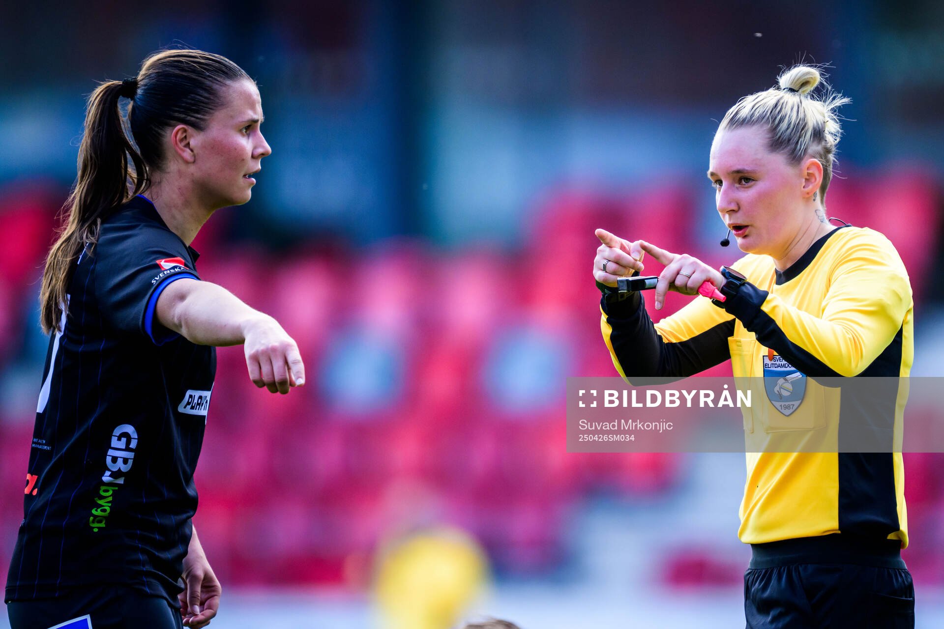 Växjö DFFs Josefin Harrysson och Domare Isabelle Svensson under fotbollsmatchen i Damallsvenskan mellan Växjö DFF och Vittsjö den 26 april 2025 i Växjö.