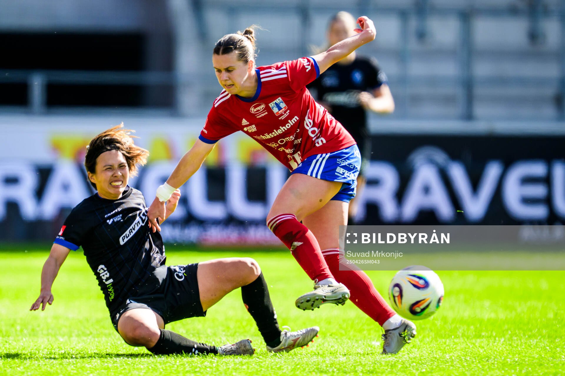Växjö DFFs Miho Kamogawa och Vittsjös Anna Haddock