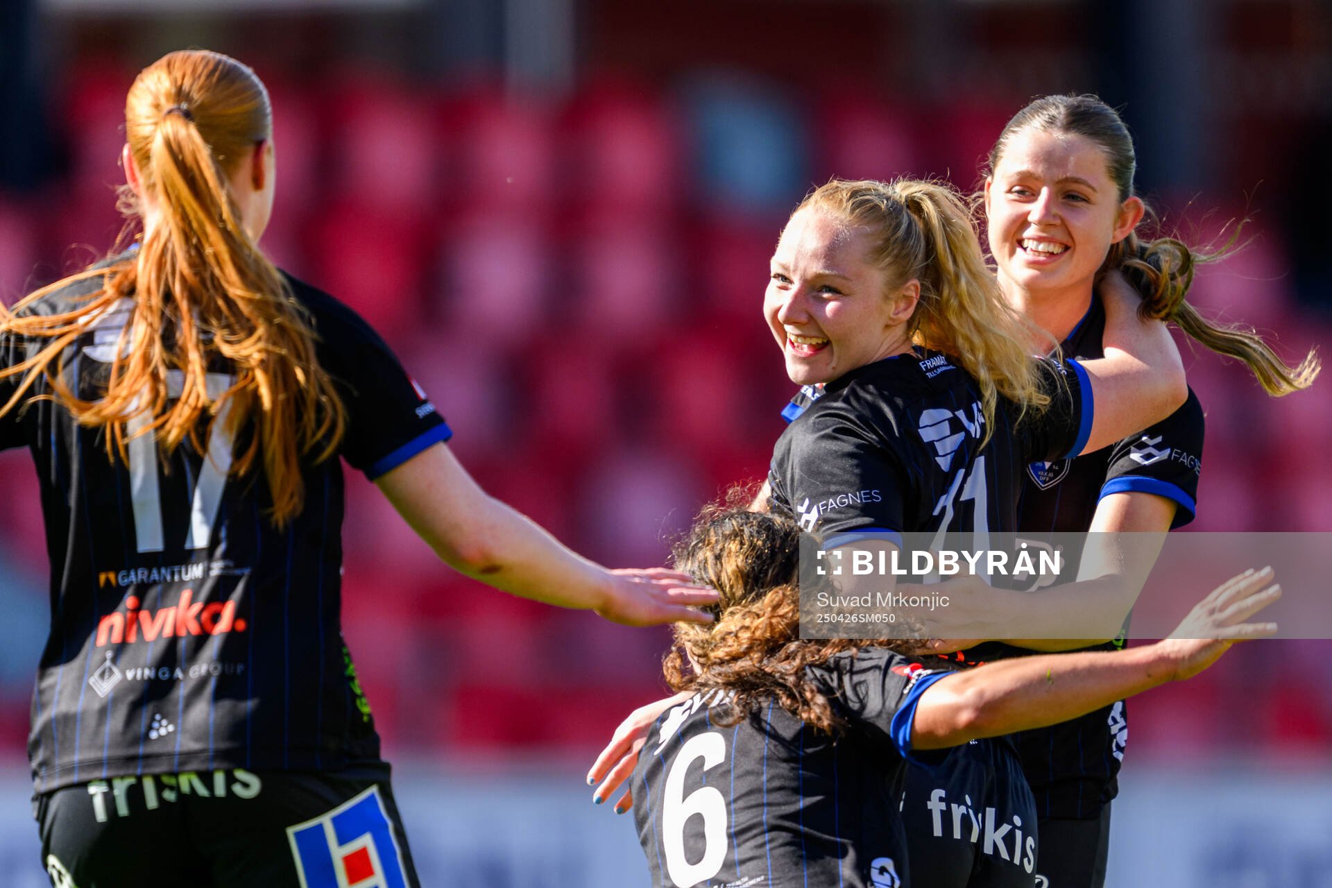 Växjö DFFs Sophia Redenstrand jublar efter 2-1 under fotbollsmatchen i Damallsvenskan mellan Växjö DFF och Vittsjö den 26 april 2025 i Växjö.