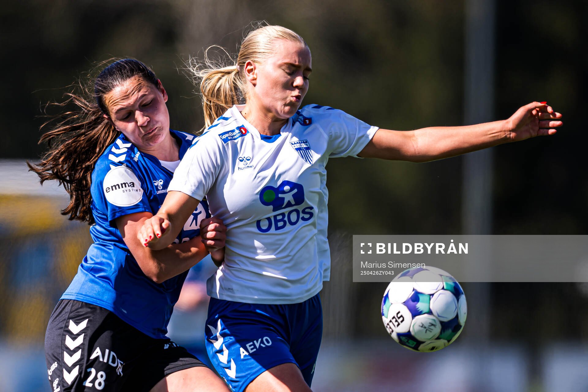 Luisa Luna Galteland of Lyn and Ebba Lovisa Niss of Kolbotn during the Toppserien football match between Kolbotn and Lyn on April 26, 2025 in Oslo.