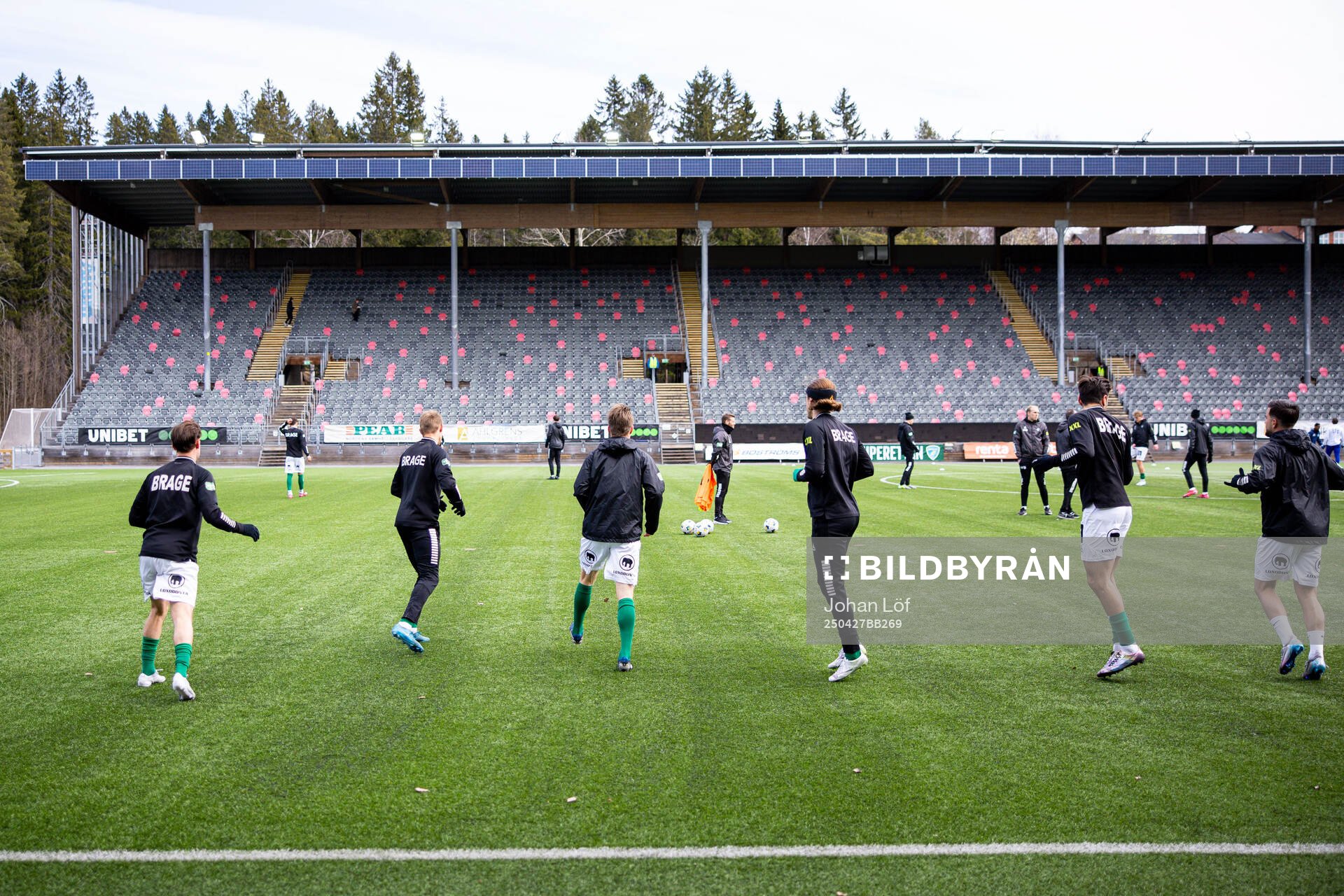 Brages spelare värmer upp inför fotbollsmatchen i Superettan mellan Umeå FC och Brage den 27 april 2025 i Umeå. 