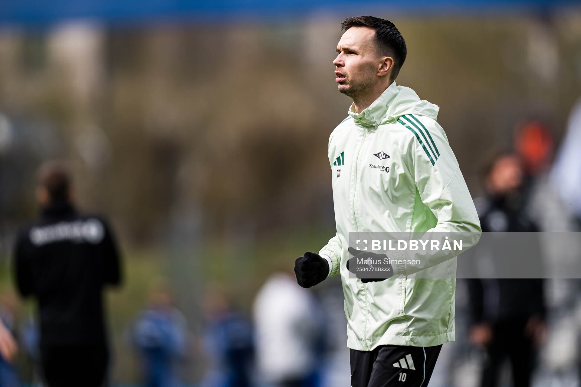 Ole Kristian Selnæs of Rosenborg warms up ahead of the Eliteserien match between Rosenborg and Molde on April 27, 2025 in Trondheim. 