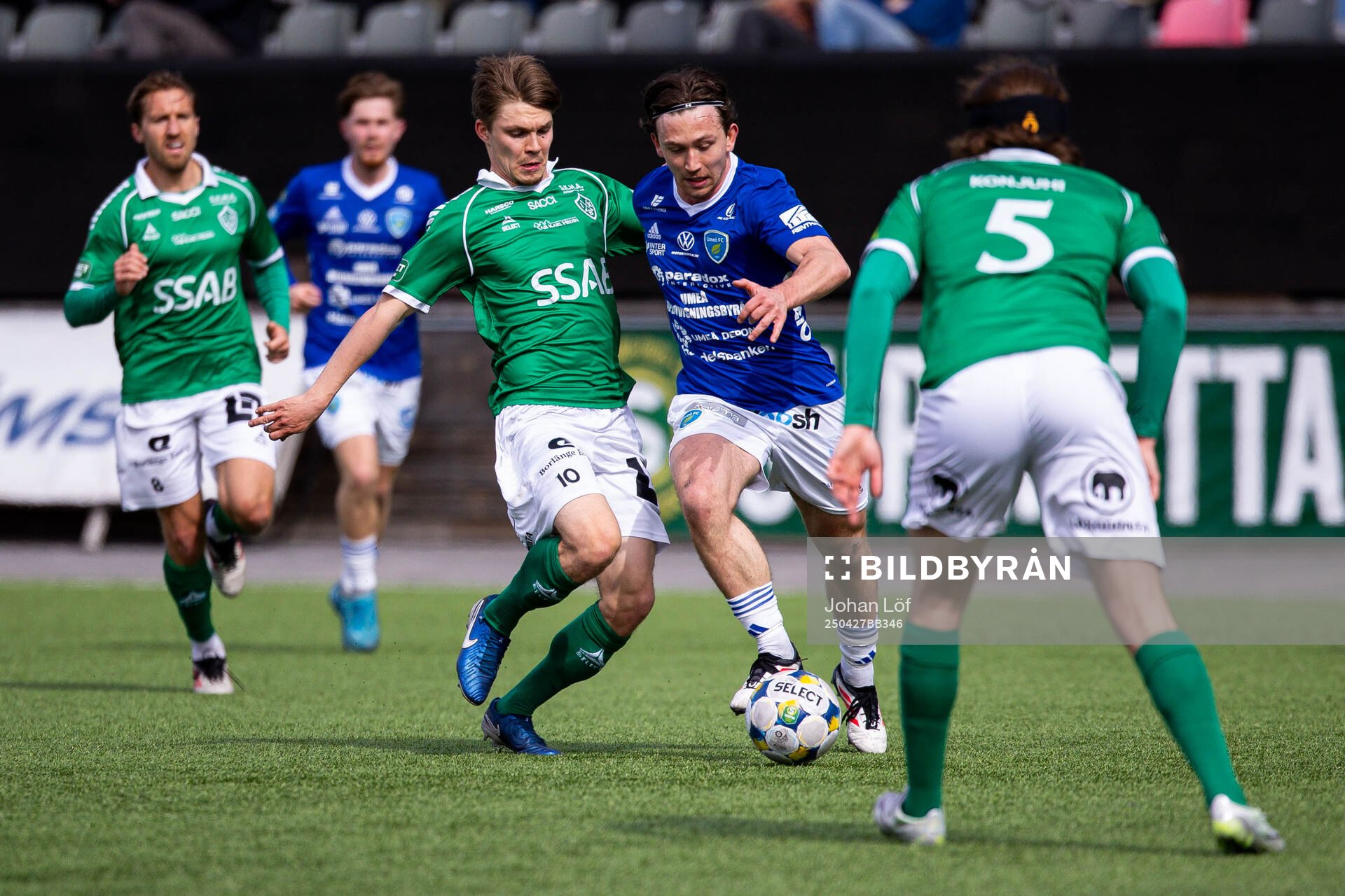 Brages Gustav Berggren och Umeå FCs Elias Cederblad under fotbollsmatchen i Superettan mellan Umeå FC och Brage den 27 april 2025 i Umeå. 