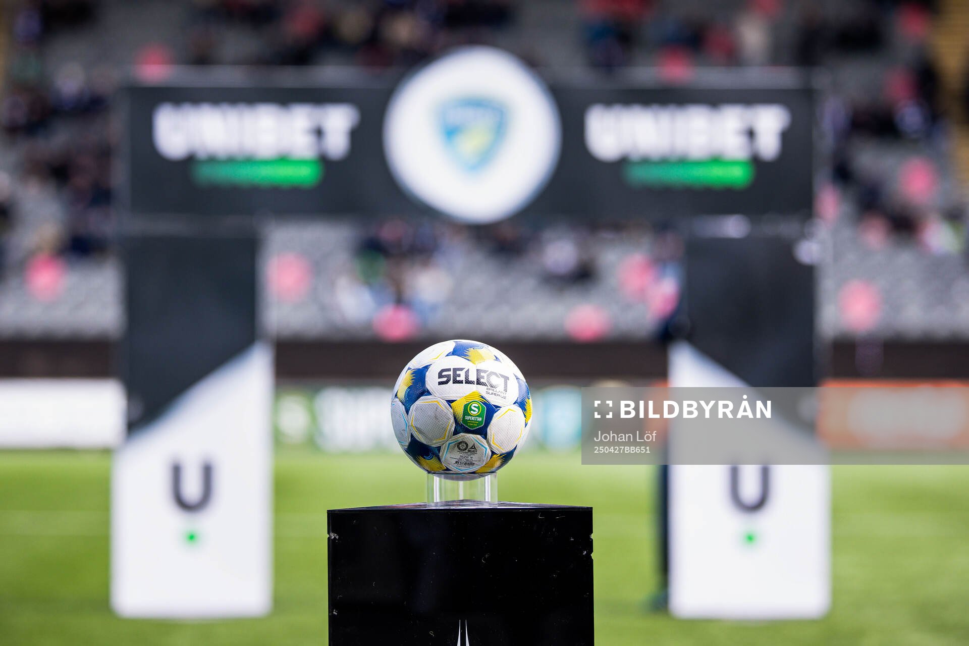 Matchbollen innan fotbollsmatchen i Superettan mellan Umeå FC och Brage den 27 april 2025 i Umeå. 