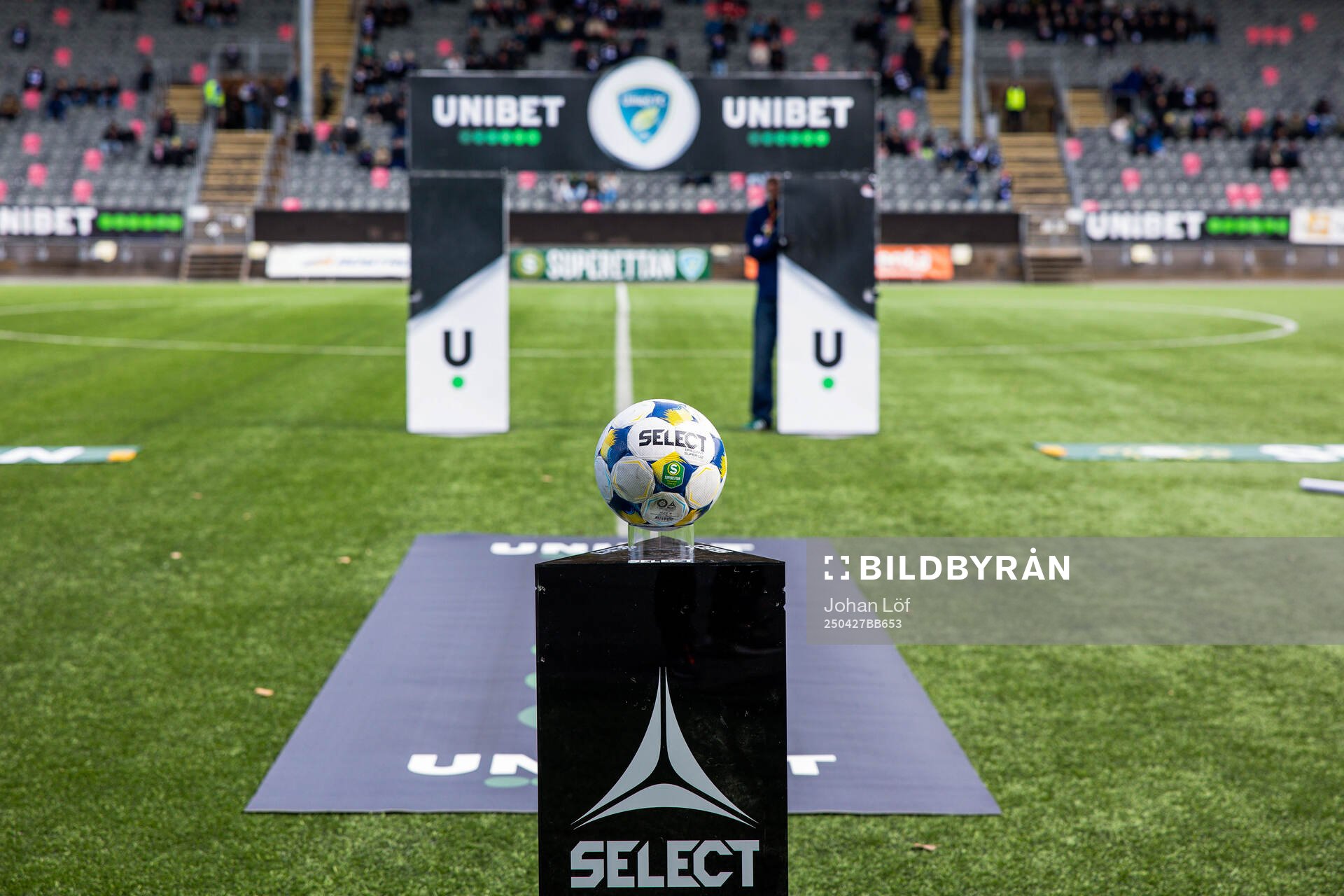 Matchbollen innan fotbollsmatchen i Superettan mellan Umeå