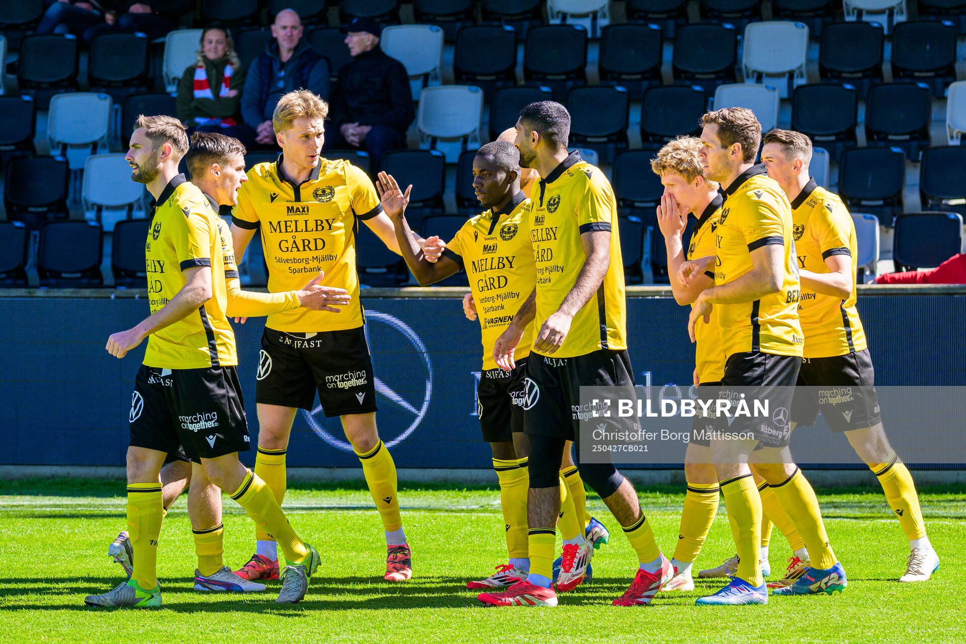 Mjällbys Abdoulie Manneh jublar med lagkarmter efter 1-0 under fotbollsmatchen i Allsvenskan mellan Mjällby och Degerfors den 27 april 2025 i Hällevik.