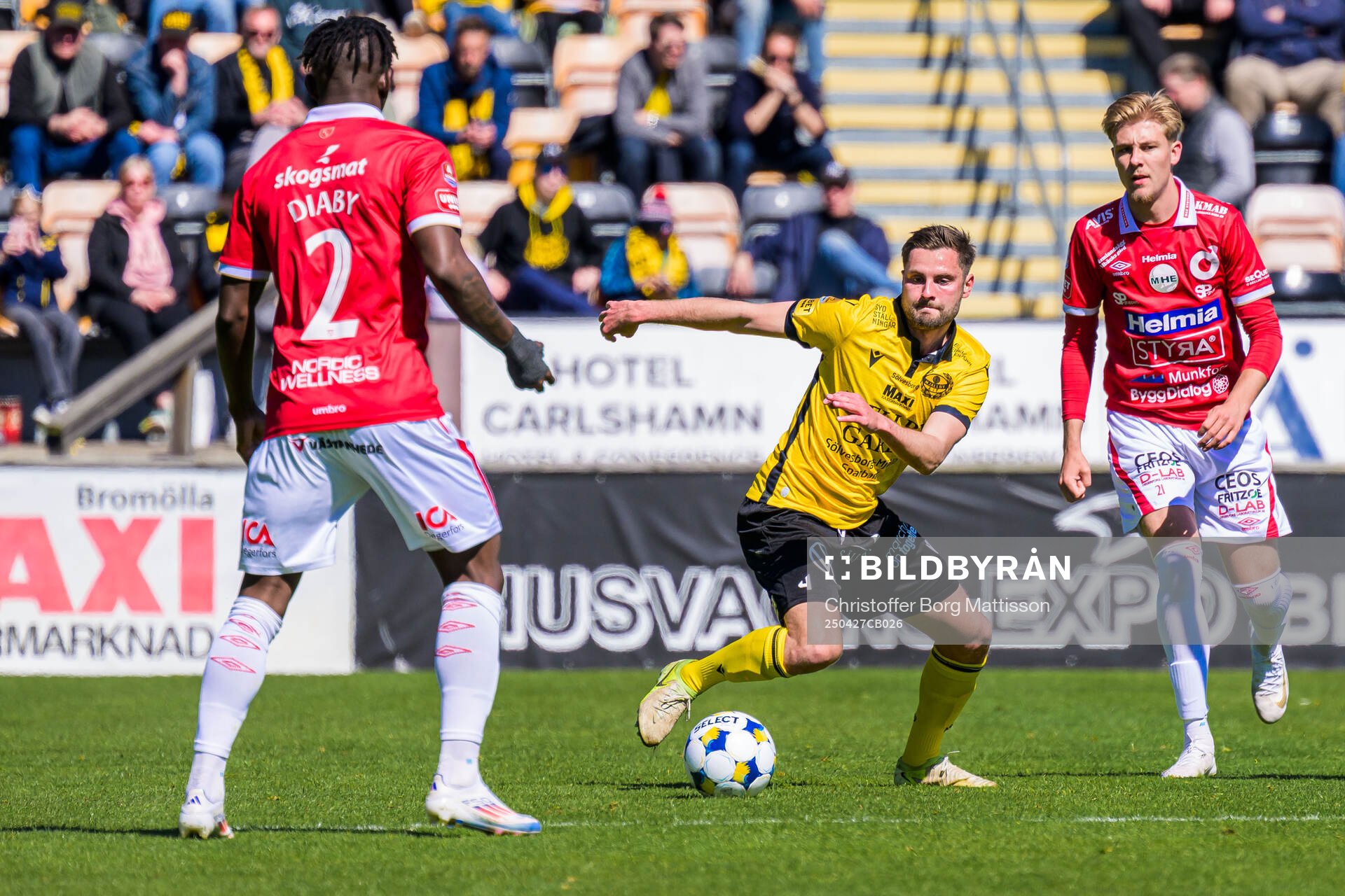Mjällbys Axel Norén under fotbollsmatchen i Allsvenskan mellan Mjällby och Degerfors den 27 april 2025 i Hällevik. 