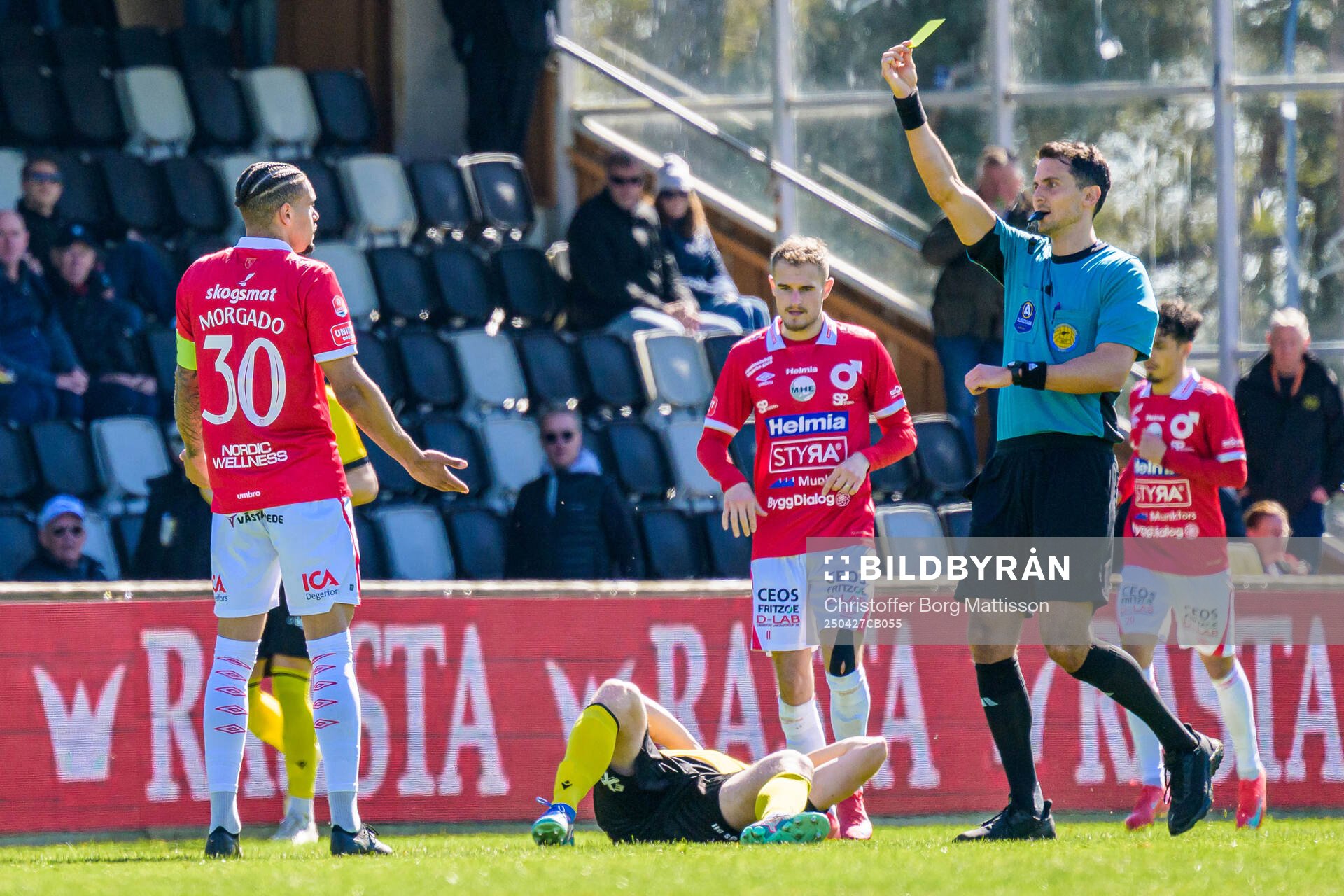 Degerfors Bernardo Gil Coutinho Morgado tilldelas gult kort av domare Adi Aganovic under fotbollsmatchen i Allsvenskan mellan Mjällby och Degerfors den 27 april 2025 i Hällevik.