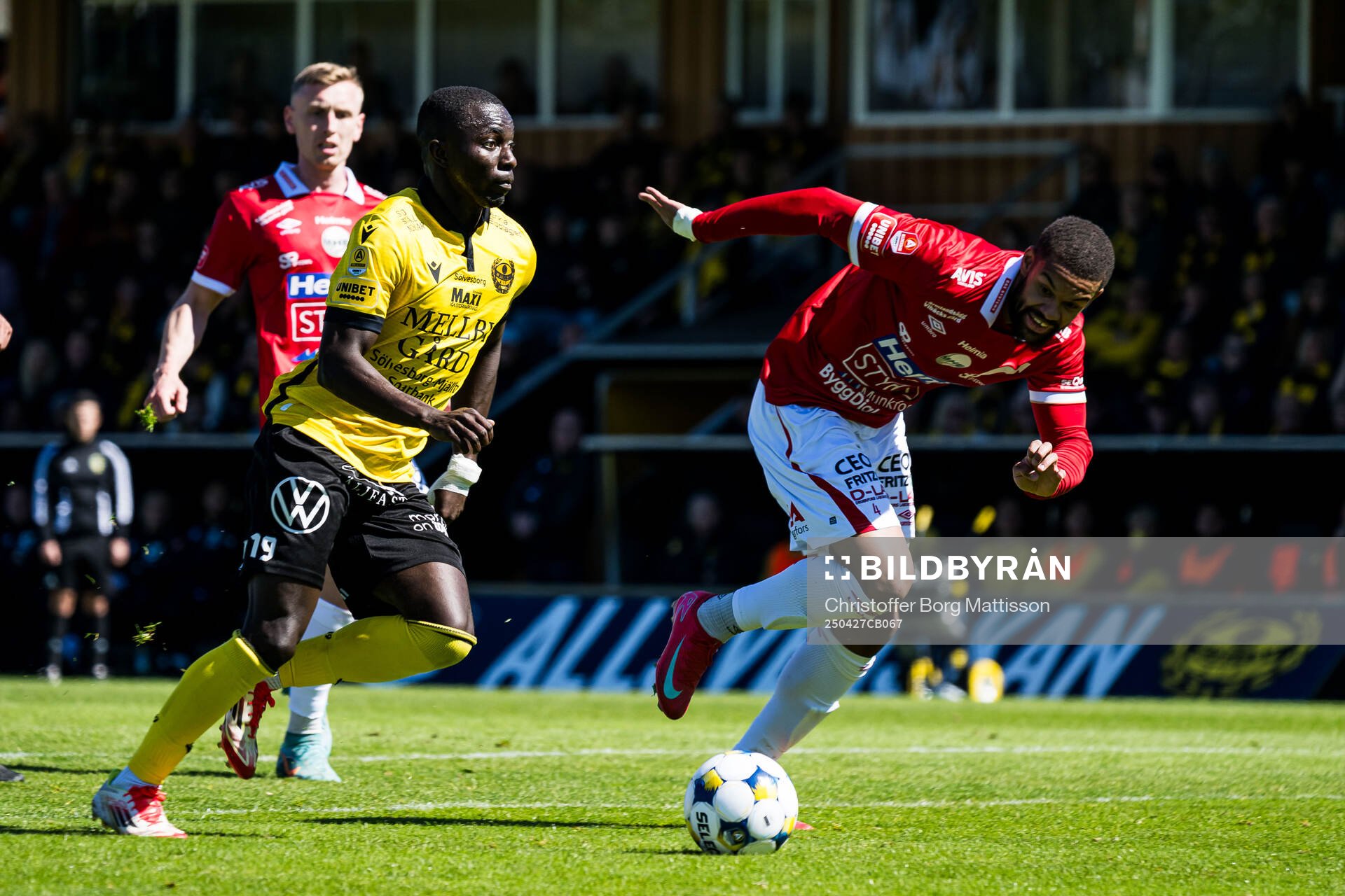 Mjällbys Abdoulie Manneh och Degerfors Leon Hien under fotbollsmatchen i Allsvenskan mellan Mjällby och Degerfors den 27 april 2025 i Hällevik.