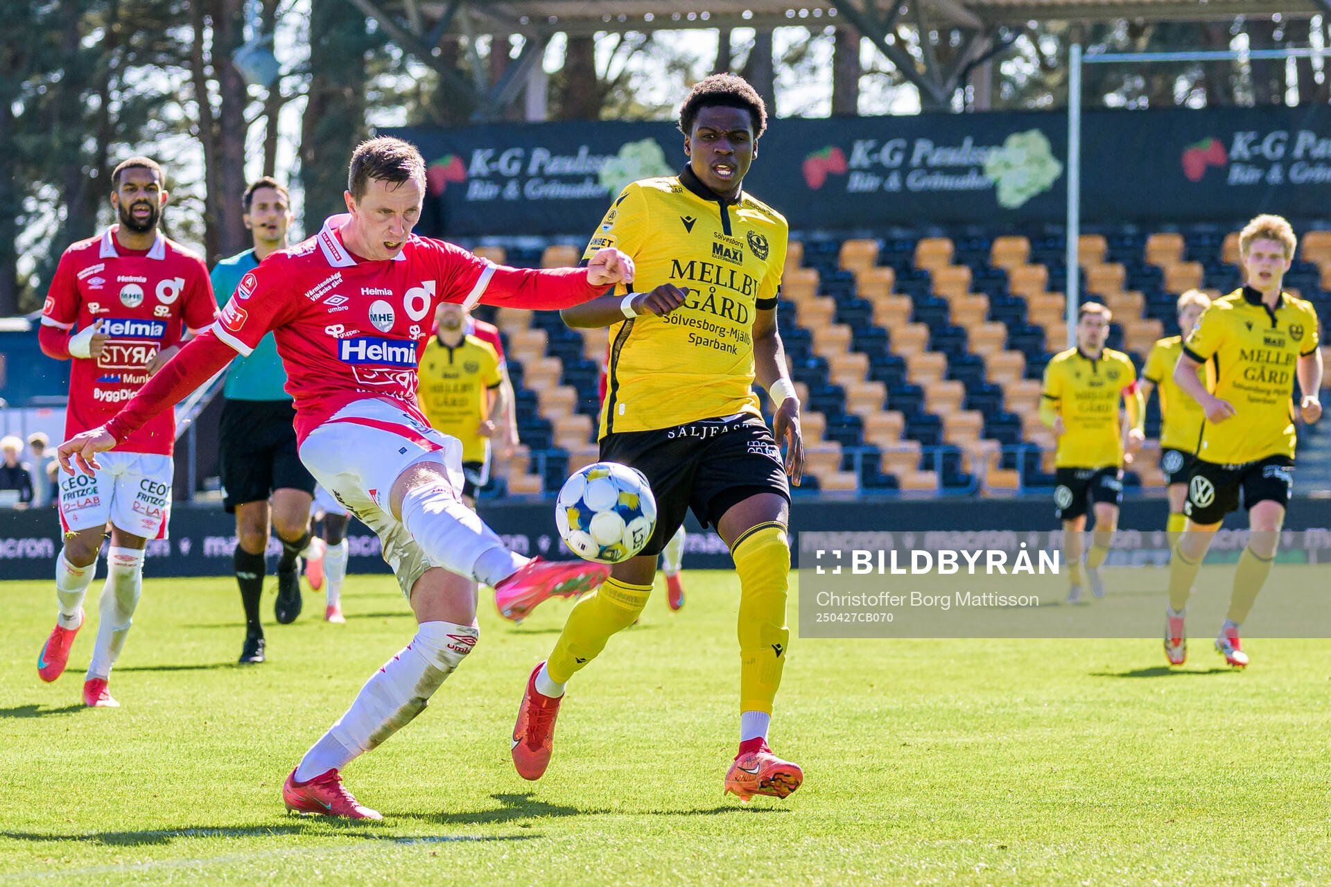 Degerfors Erik Lindell och Mjällbys Calvin Kabuye