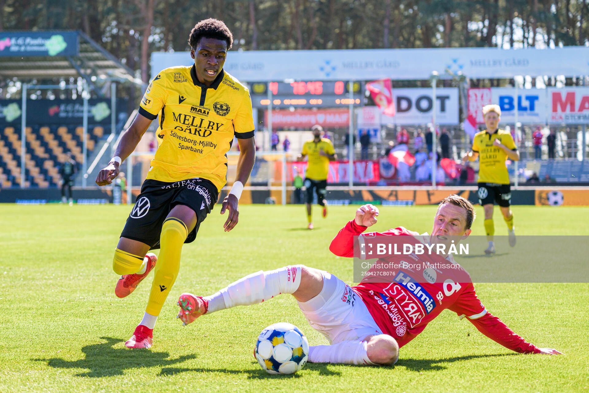 Mjällbys Calvin Kabuye och Degerfors Erik Lindell
