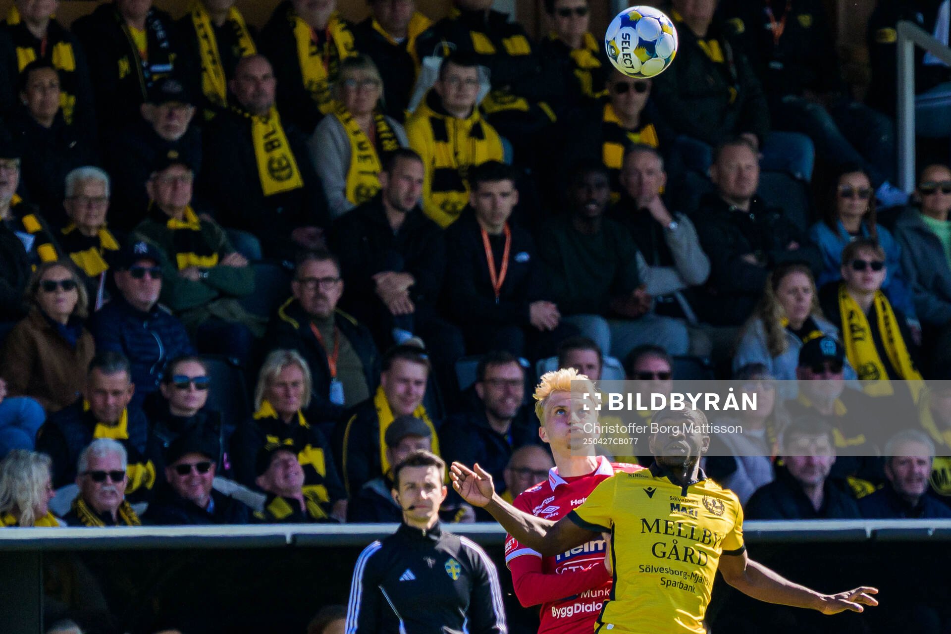 Degerfors Alexander Heden Lindskog och Mjällbys Uba Charles Nwokoma under fotbollsmatchen i Allsvenskan mellan Mjällby och Degerfors den 27 april 2025 i Hällevik.