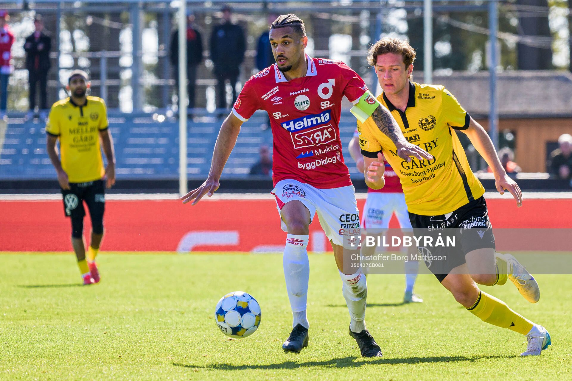 Degerfors Bernardo Gil Coutinho Morgado och Mjällbys Ludvig Tidstrand under fotbollsmatchen i Allsvenskan mellan Mjällby och Degerfors den 27 april 2025 i Hällevik. 