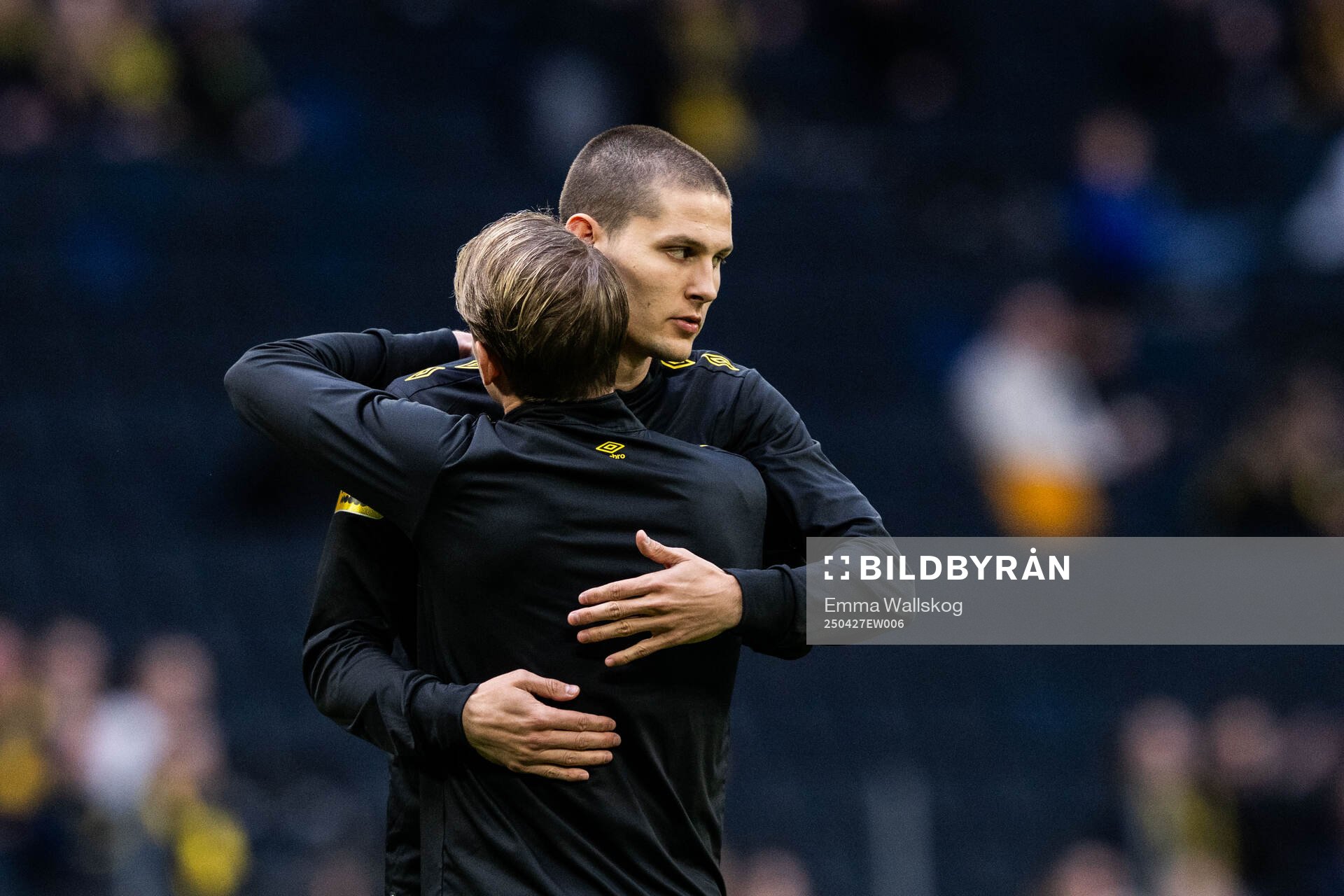 Elfsborgs Rasmus Wikström och Simon Hedlund inför fotbollsmatchen i Allsvenskan mellan AIK och Elfsborg den 27 april 2025 i Stockholm. 