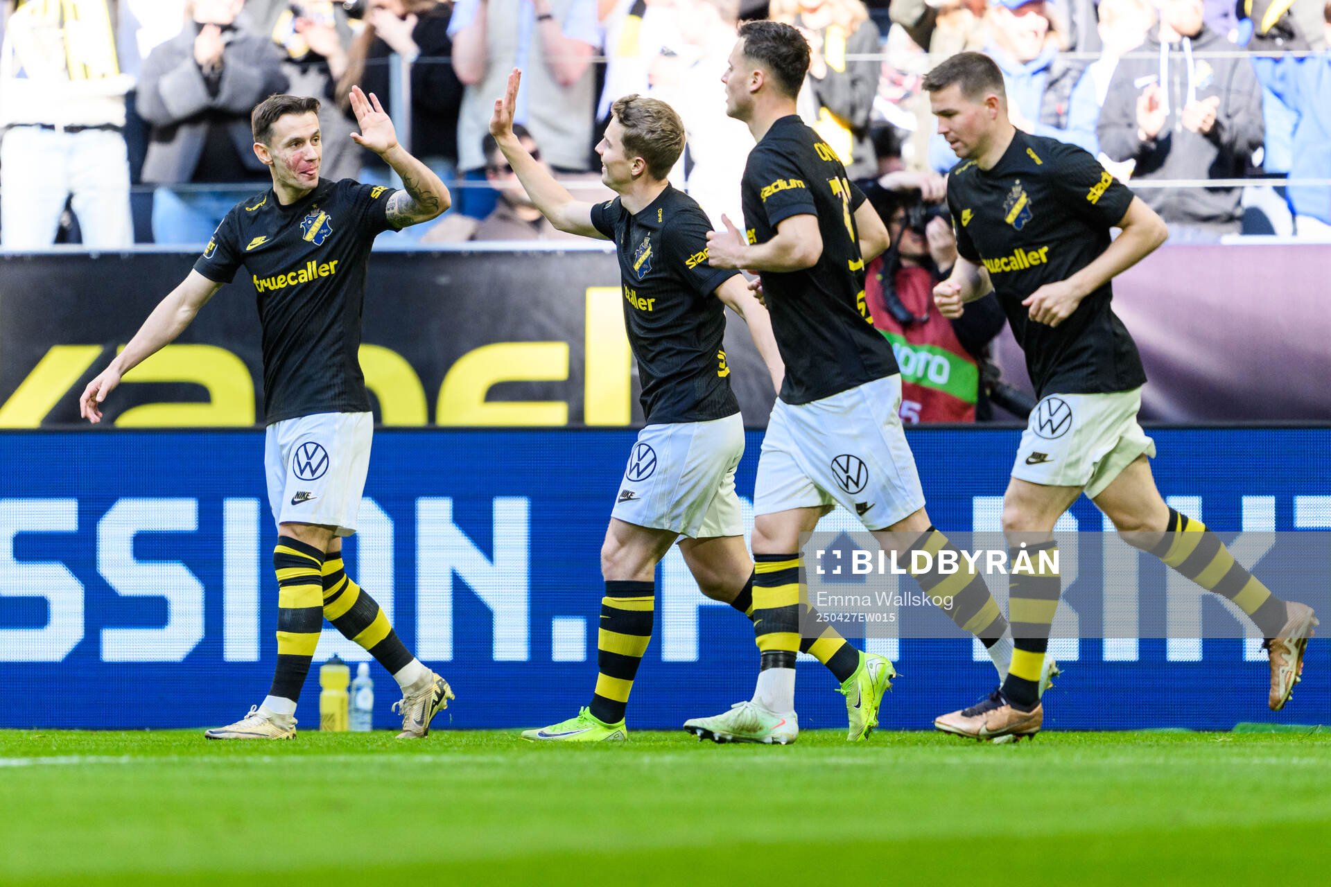 AIKs Bersant Celina och Johan Hove jublar